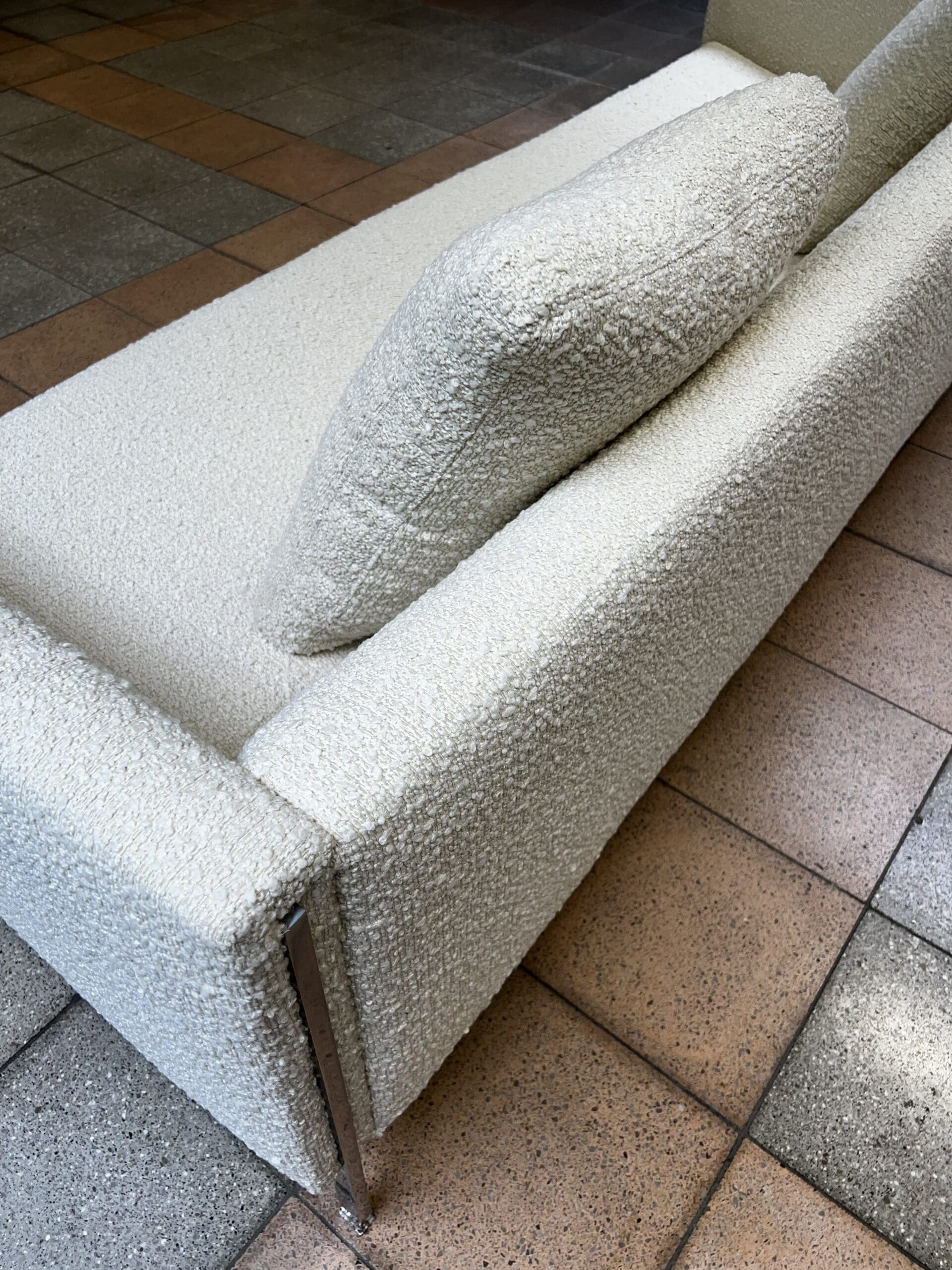 Canapé Pierre Paulin modèle 442 en bouclette écrue – Icône du design des années 60