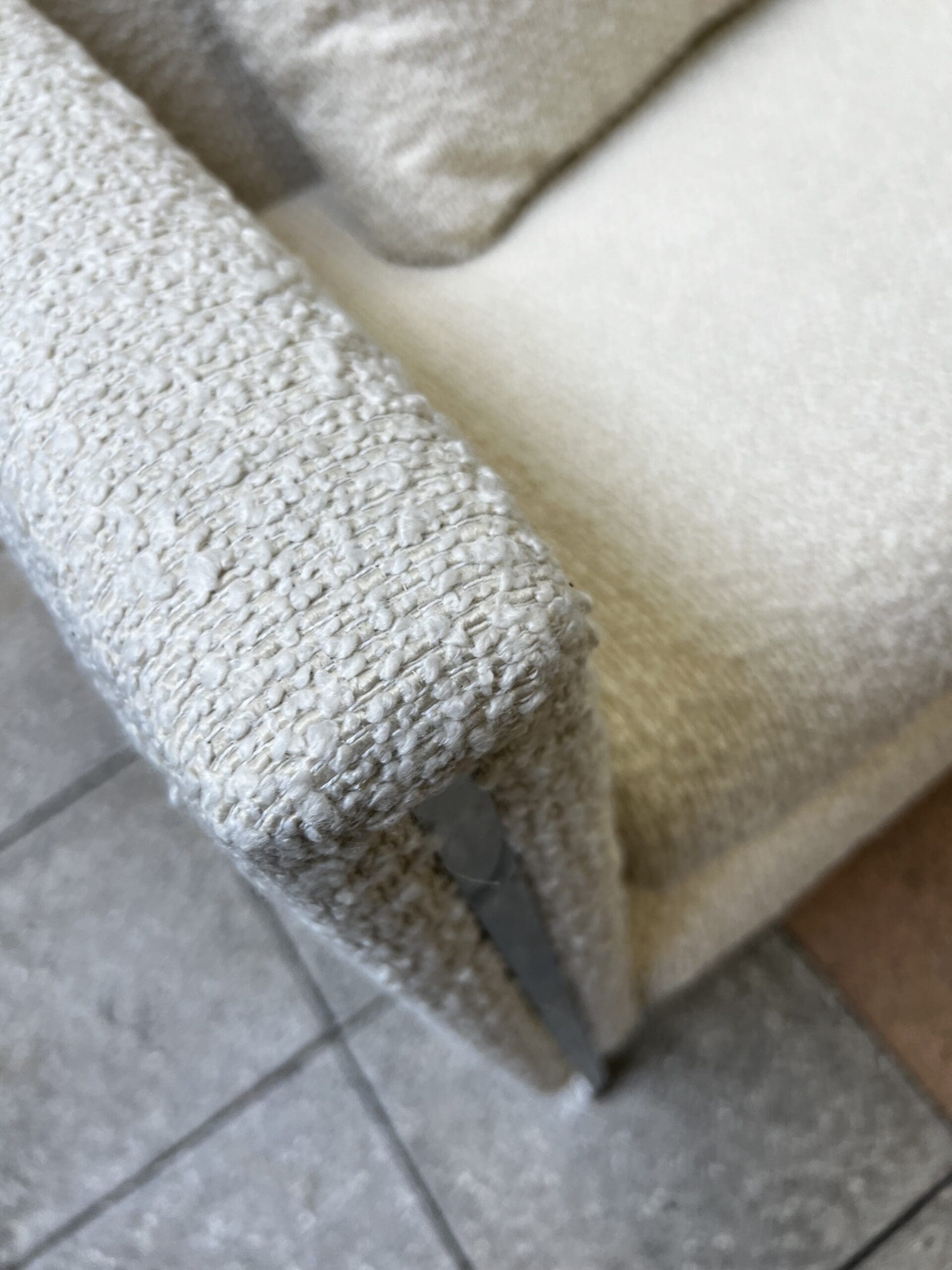 Canapé Pierre Paulin modèle 442 en bouclette écrue – Icône du design des années 60