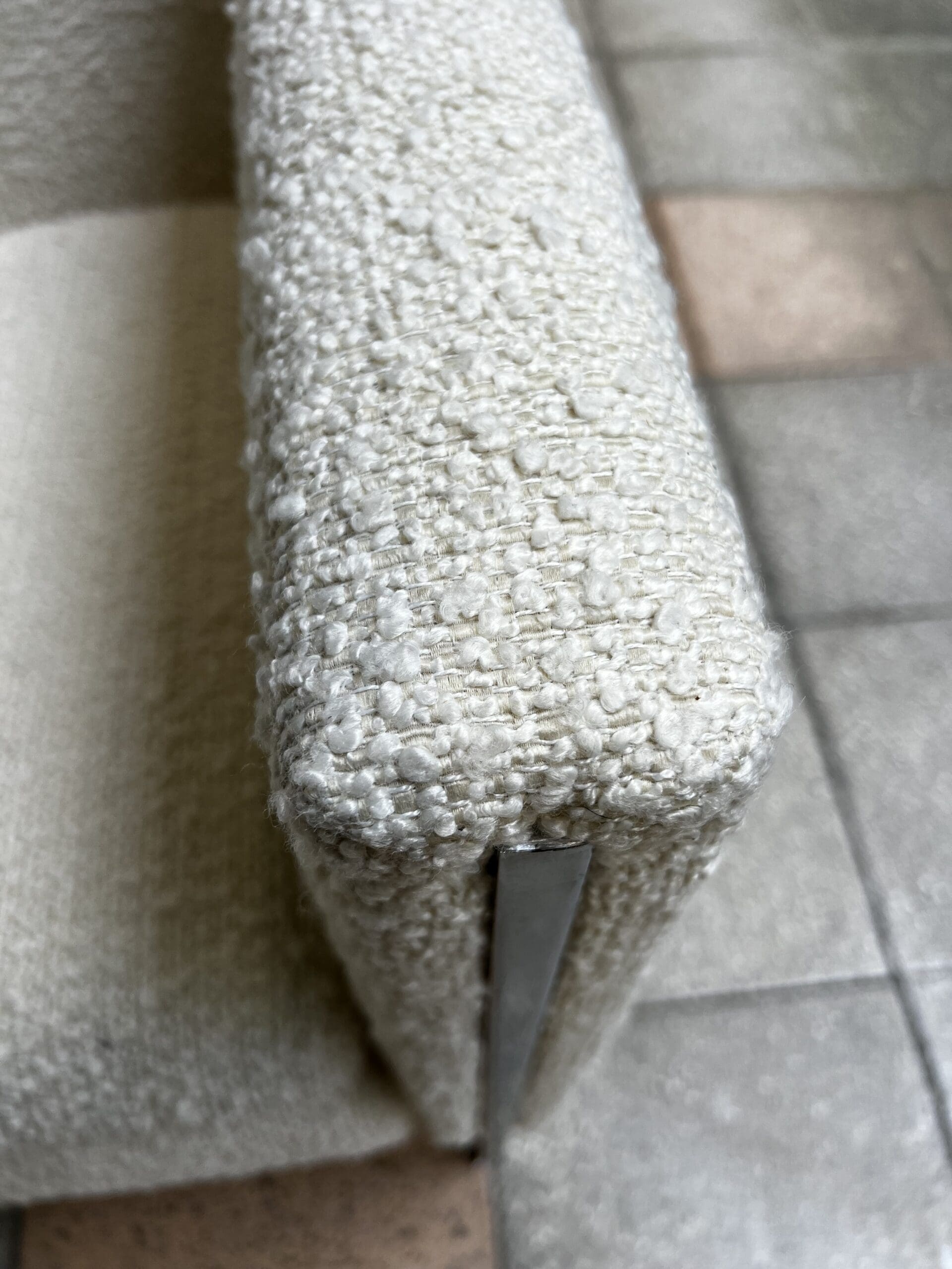Canapé Pierre Paulin modèle 442 en bouclette écrue – Icône du design des années 60