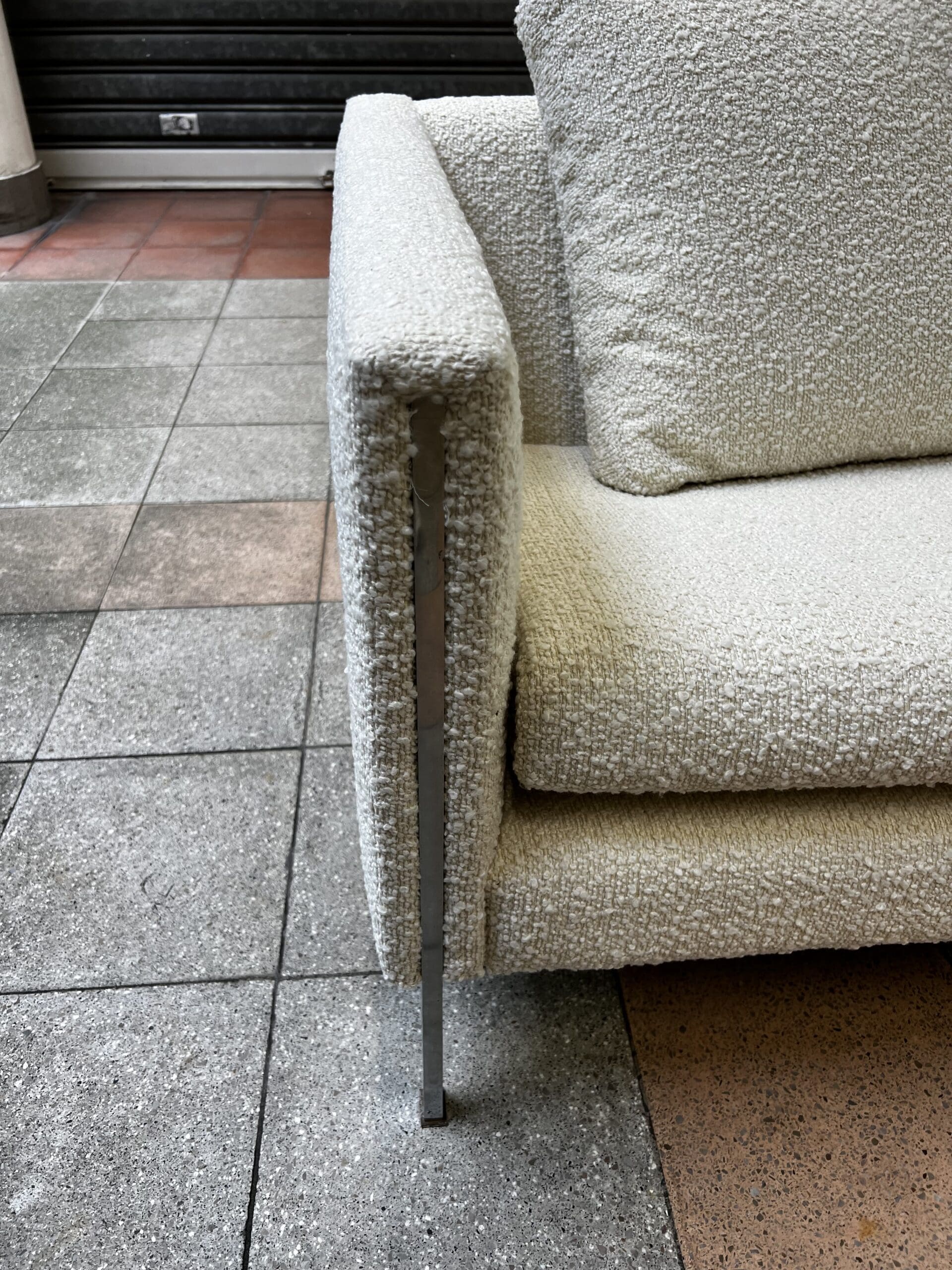 Canapé Pierre Paulin modèle 442 en bouclette écrue – Icône du design des années 60