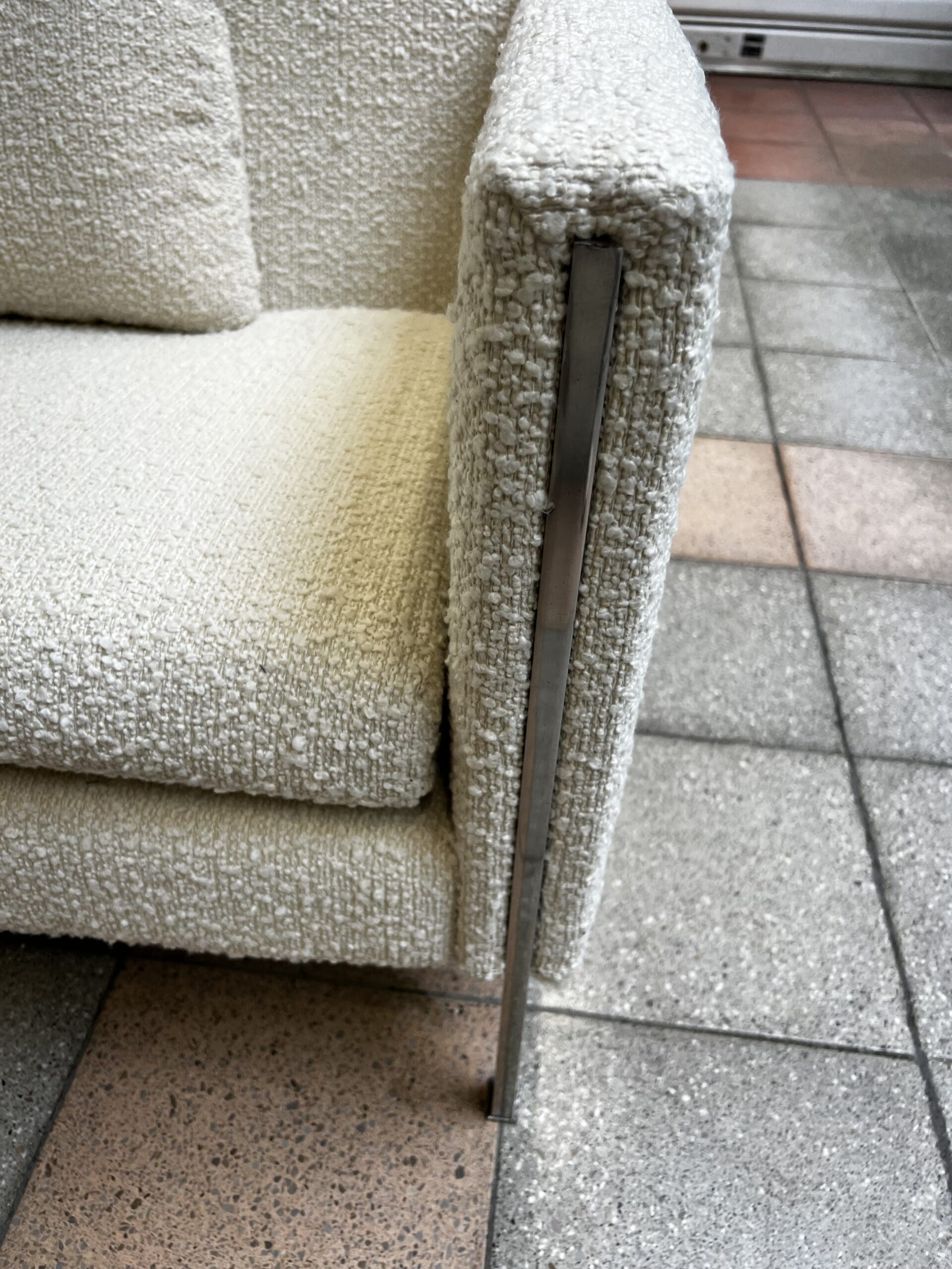 Canapé Pierre Paulin modèle 442 en bouclette écrue – Icône du design des années 60