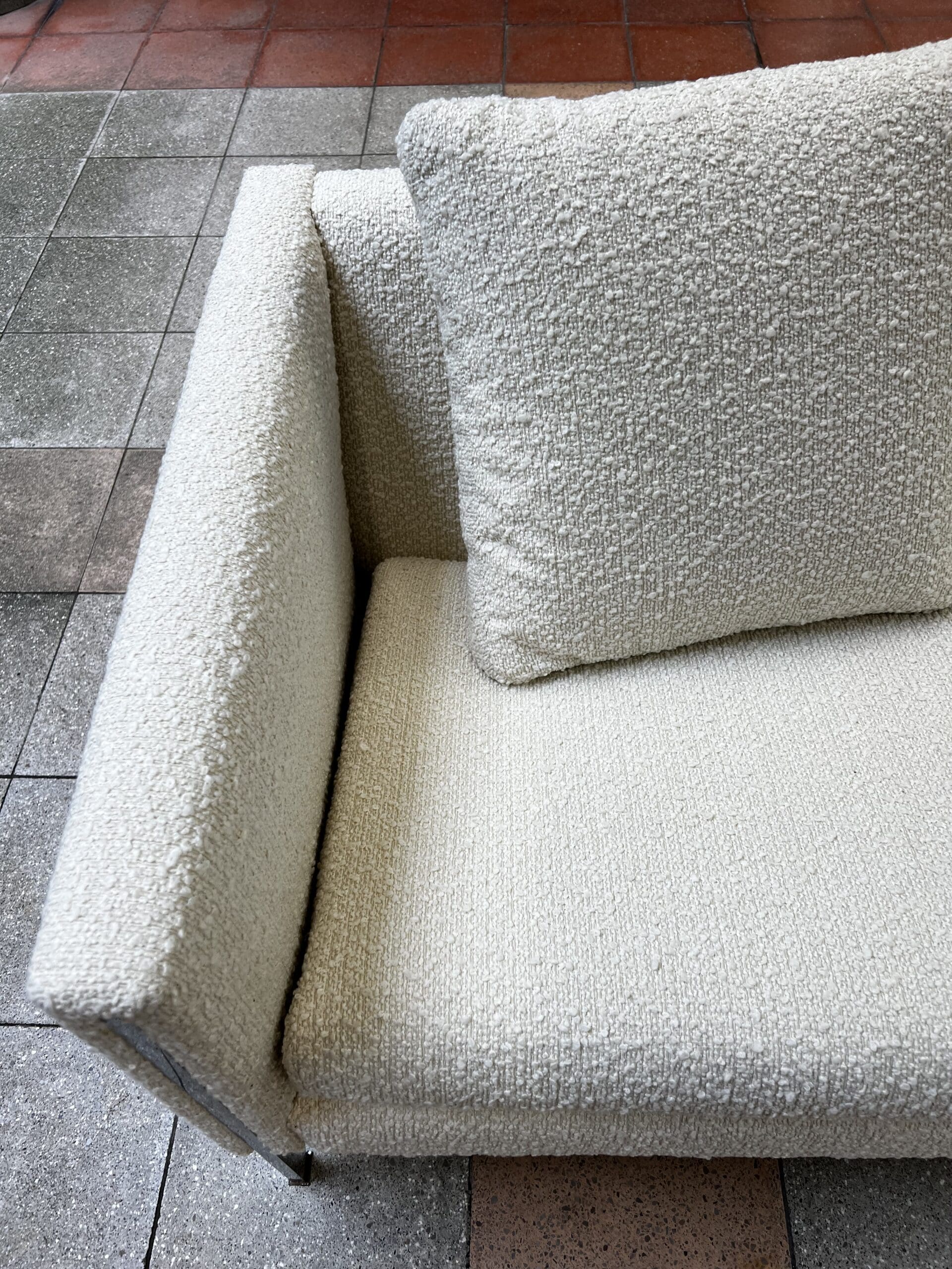 Canapé Pierre Paulin modèle 442 en bouclette écrue – Icône du design des années 60