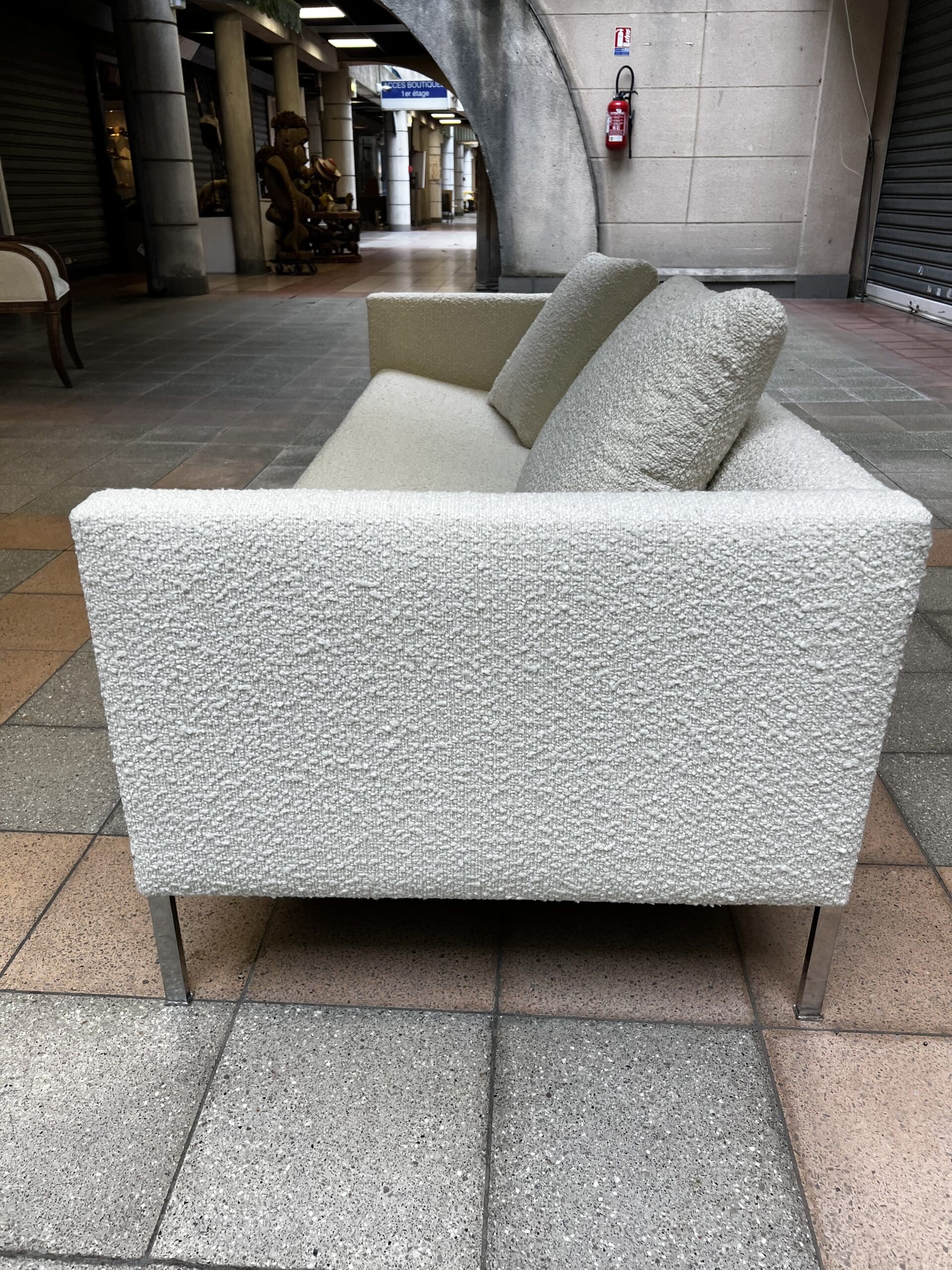 Canapé Pierre Paulin modèle 442 en bouclette écrue – Icône du design des années 60