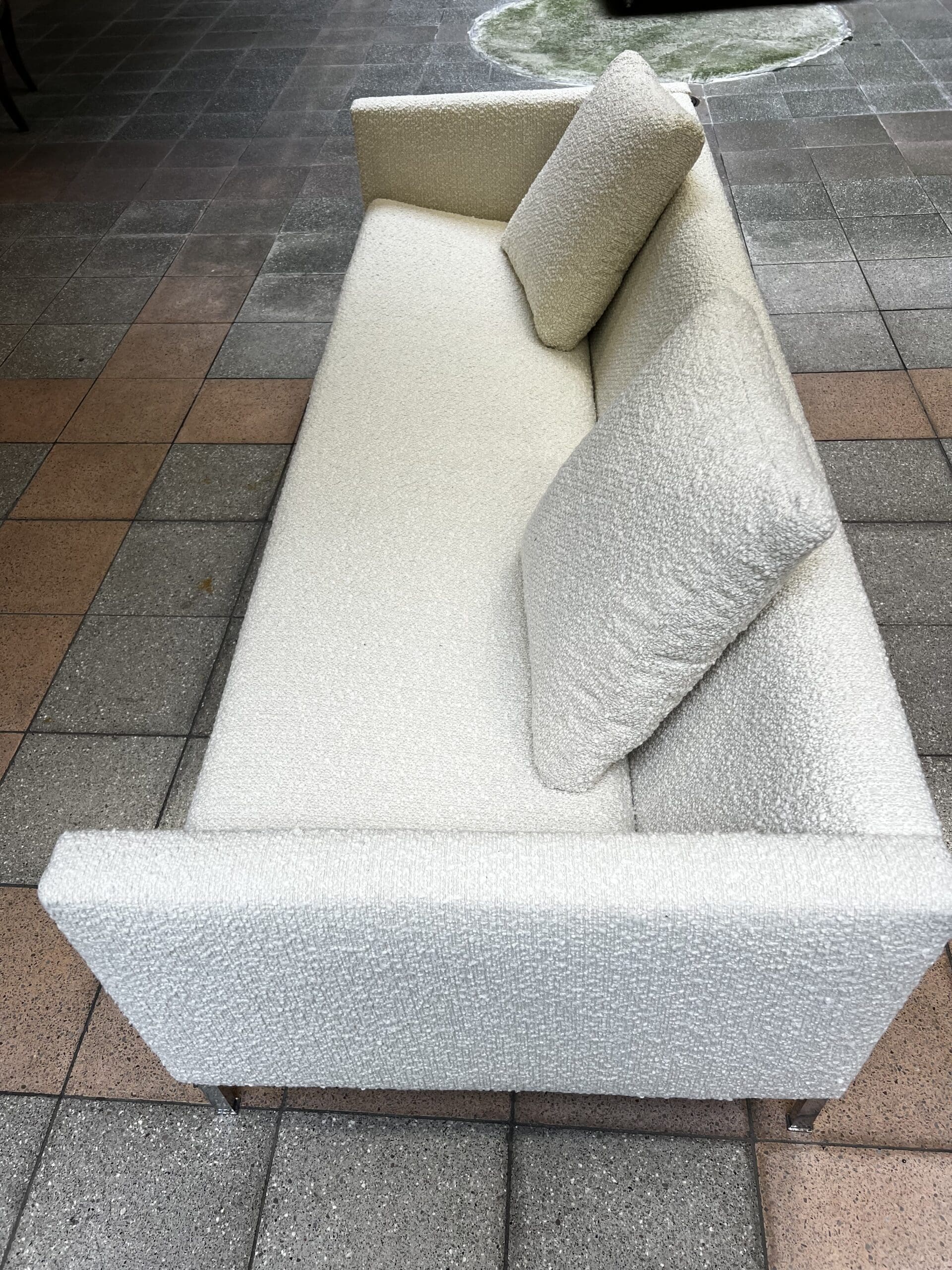 Canapé Pierre Paulin modèle 442 en bouclette écrue – Icône du design des années 60