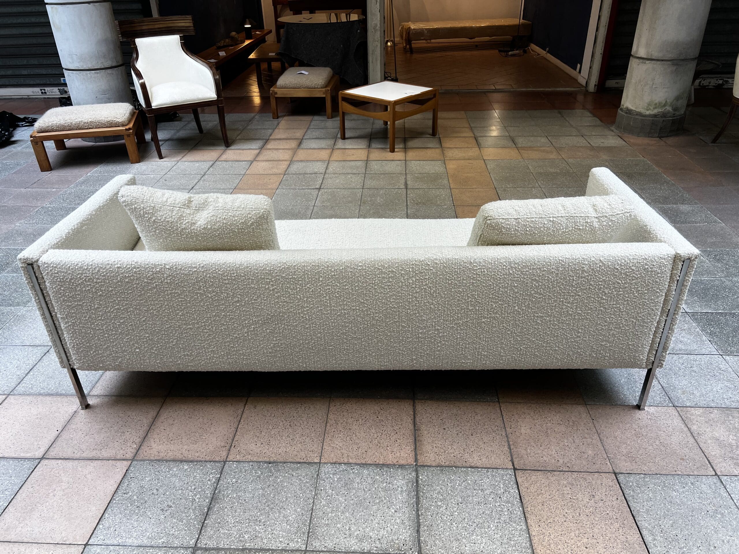 Canapé Pierre Paulin modèle 442 en bouclette écrue – Icône du design des années 60