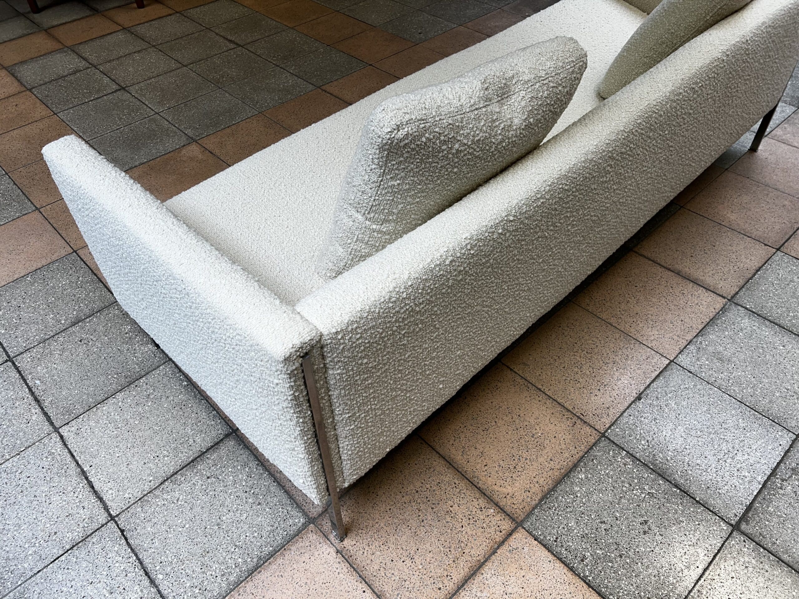 Canapé Pierre Paulin modèle 442 en bouclette écrue – Icône du design des années 60