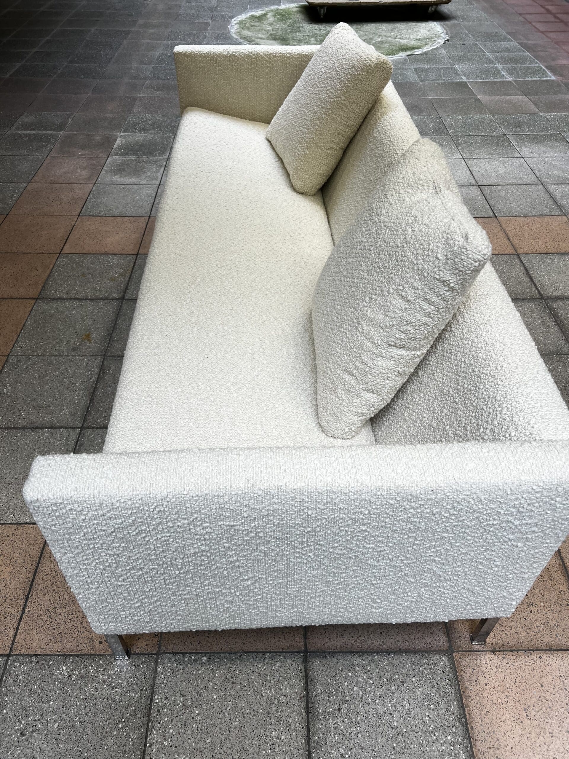 Canapé Pierre Paulin modèle 442 en bouclette écrue – Icône du design des années 60