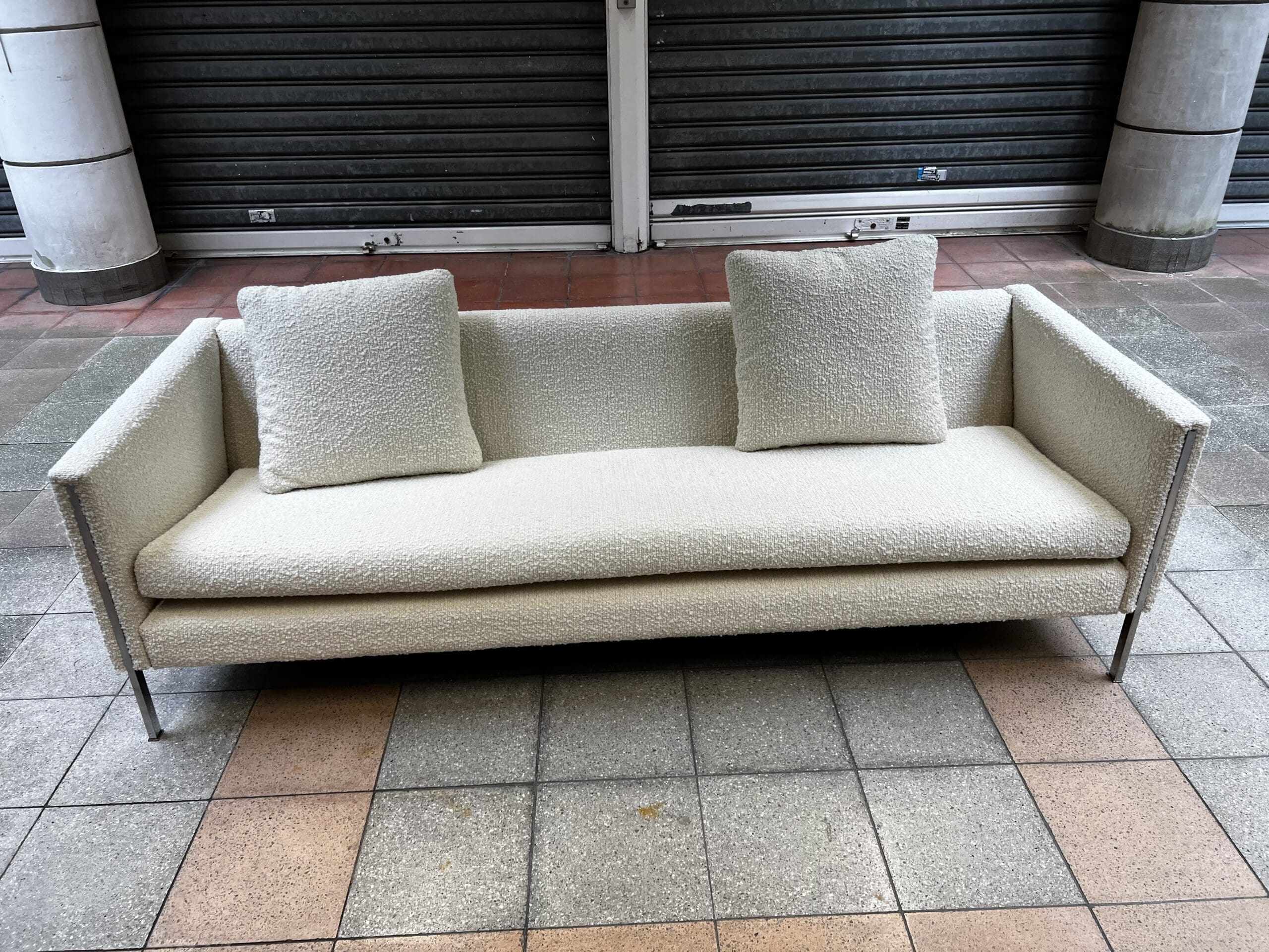 Canapé Pierre Paulin modèle 442 en bouclette écrue – Icône du design des années 60