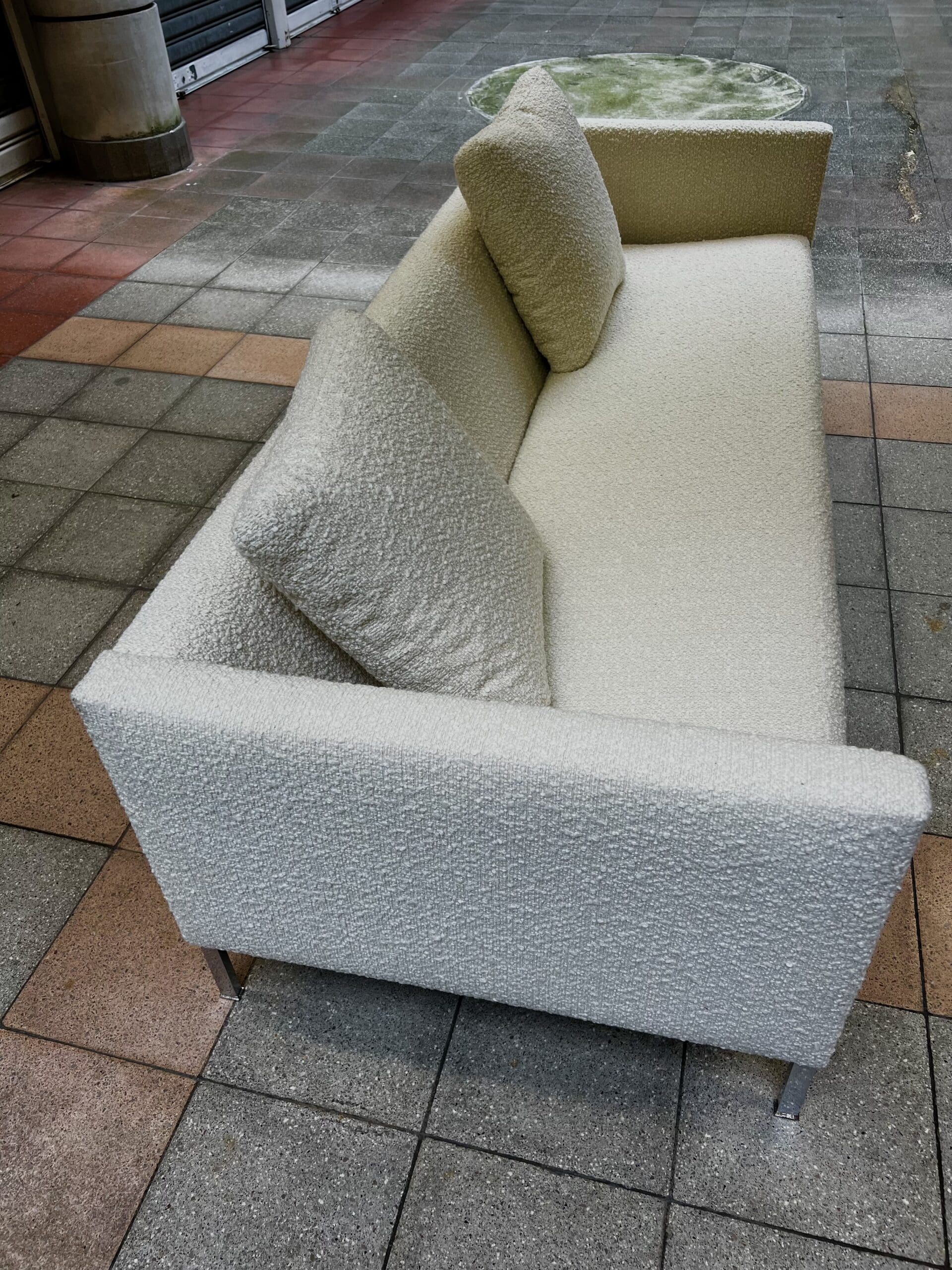 Canapé Pierre Paulin modèle 442 en bouclette écrue – Icône du design des années 60