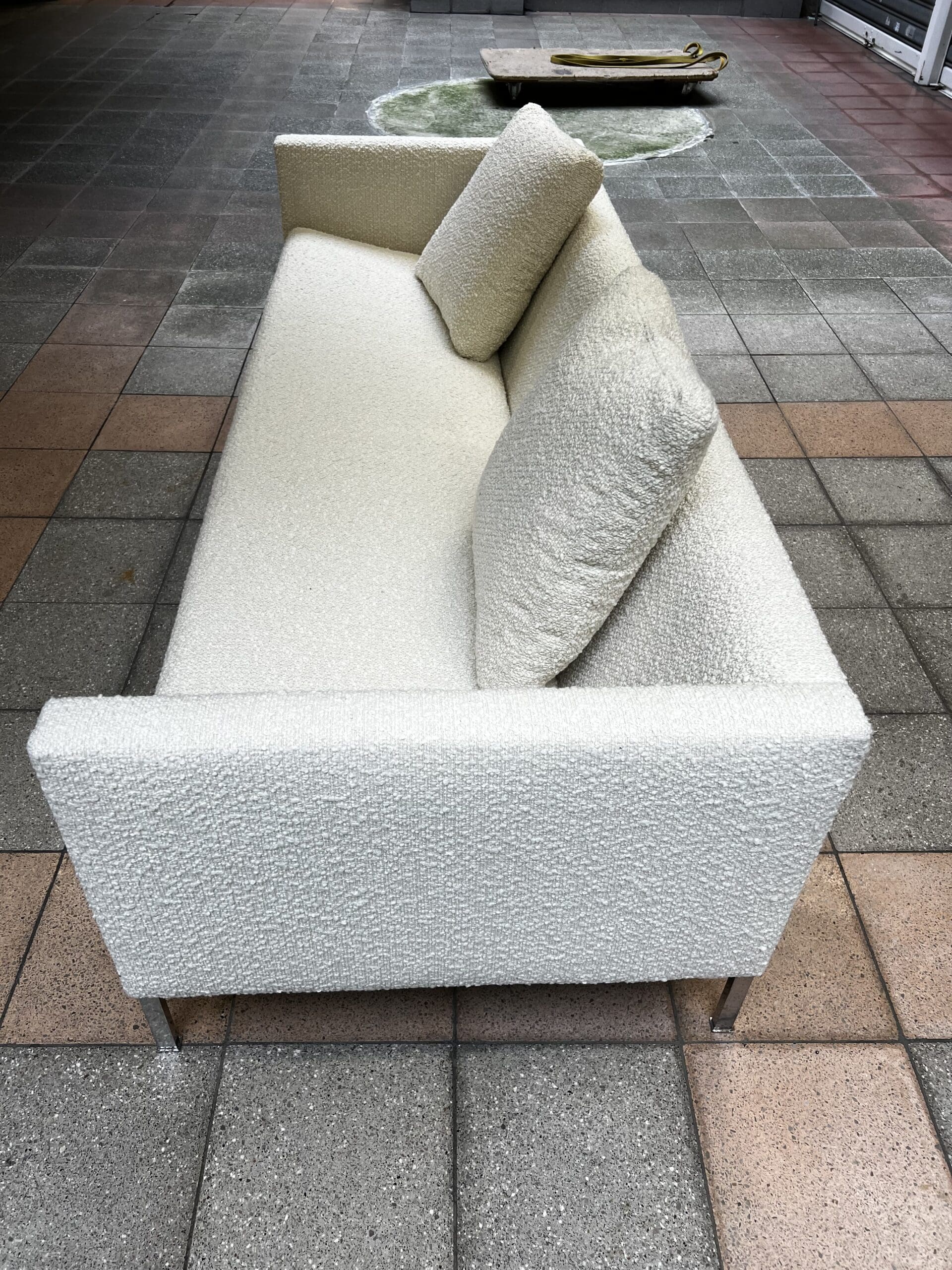 Canapé Pierre Paulin modèle 442 en bouclette écrue – Icône du design des années 60