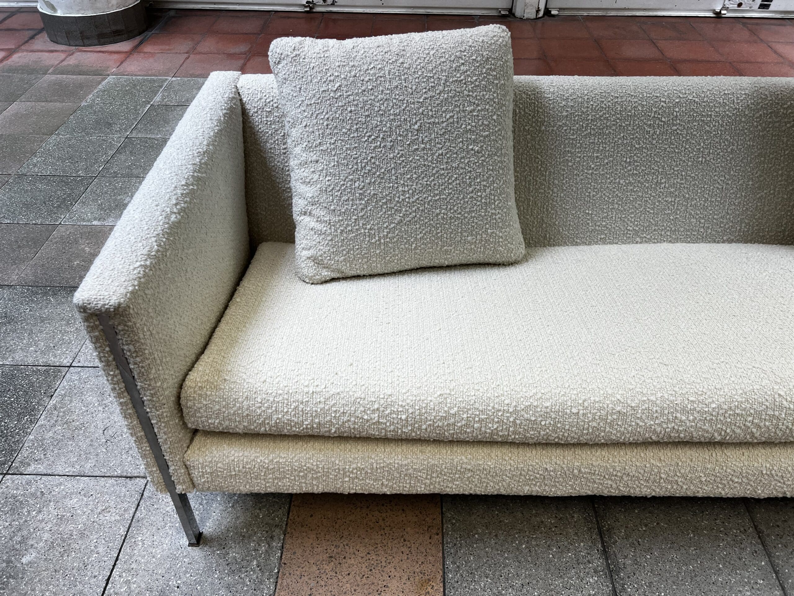 Canapé Pierre Paulin modèle 442 en bouclette écrue – Icône du design des années 60