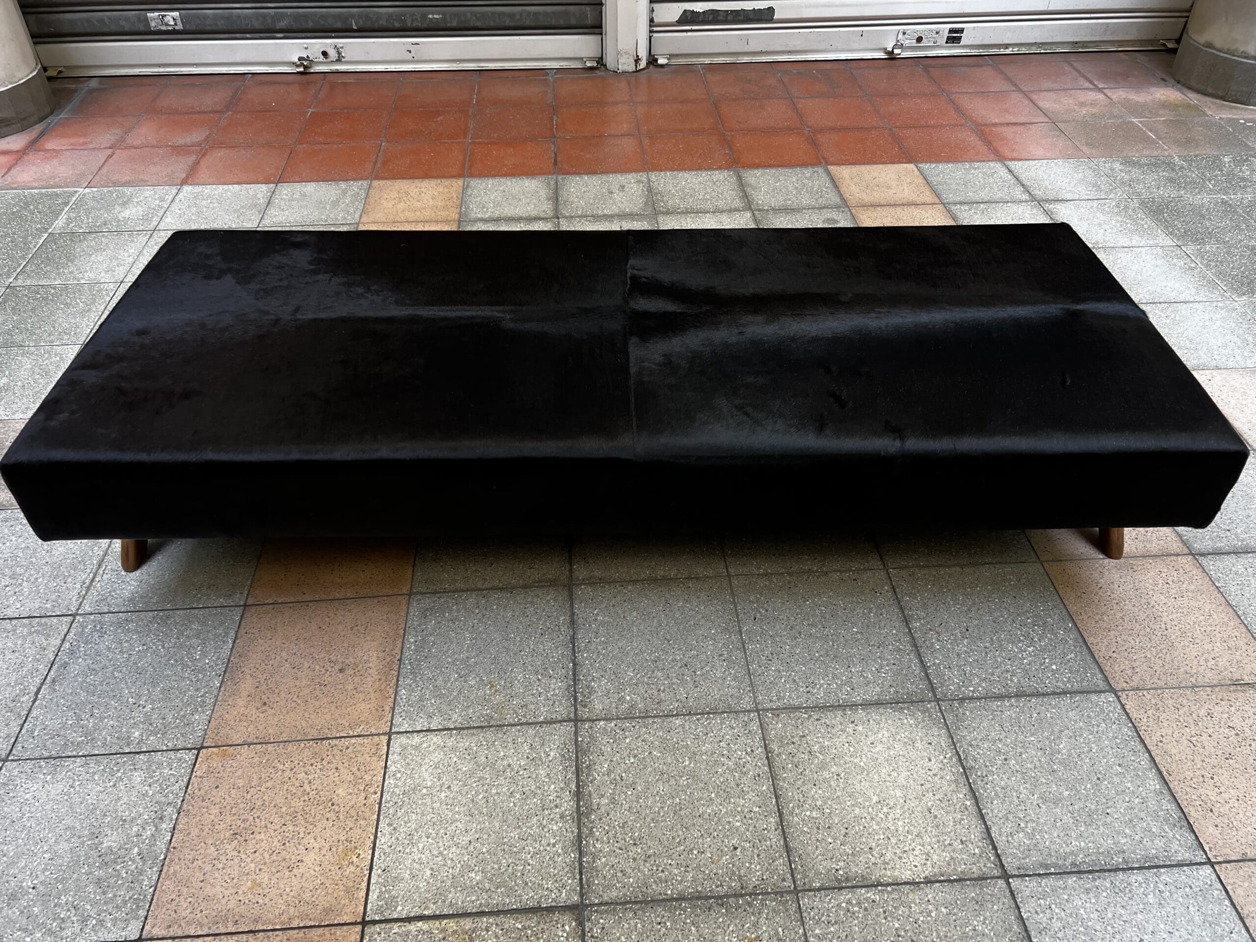 Daybed Pierre Jeanneret en peau de vache noire – Élégance intemporelle du design moderniste