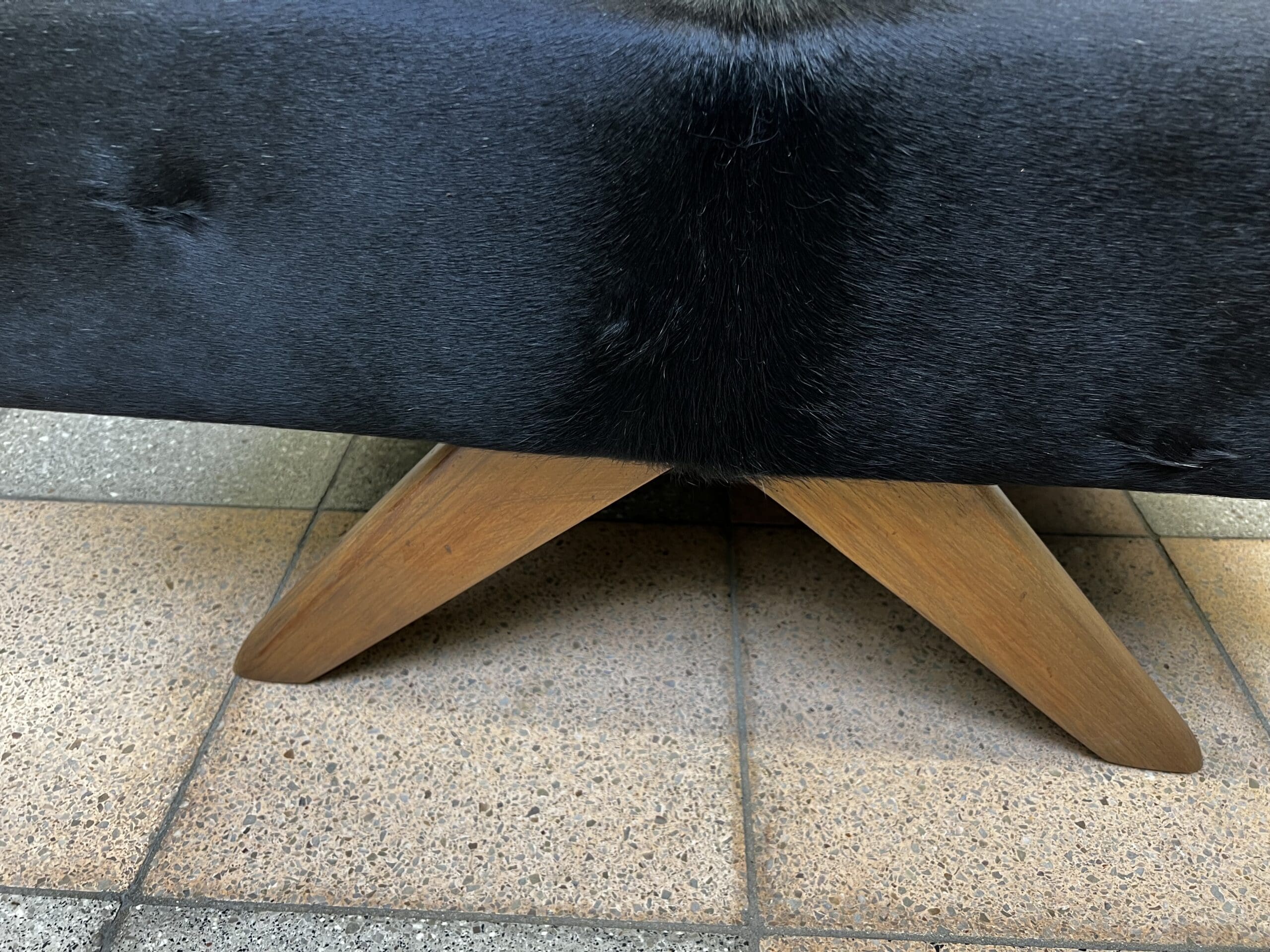 Daybed Pierre Jeanneret en peau de vache noire – Élégance intemporelle du design moderniste