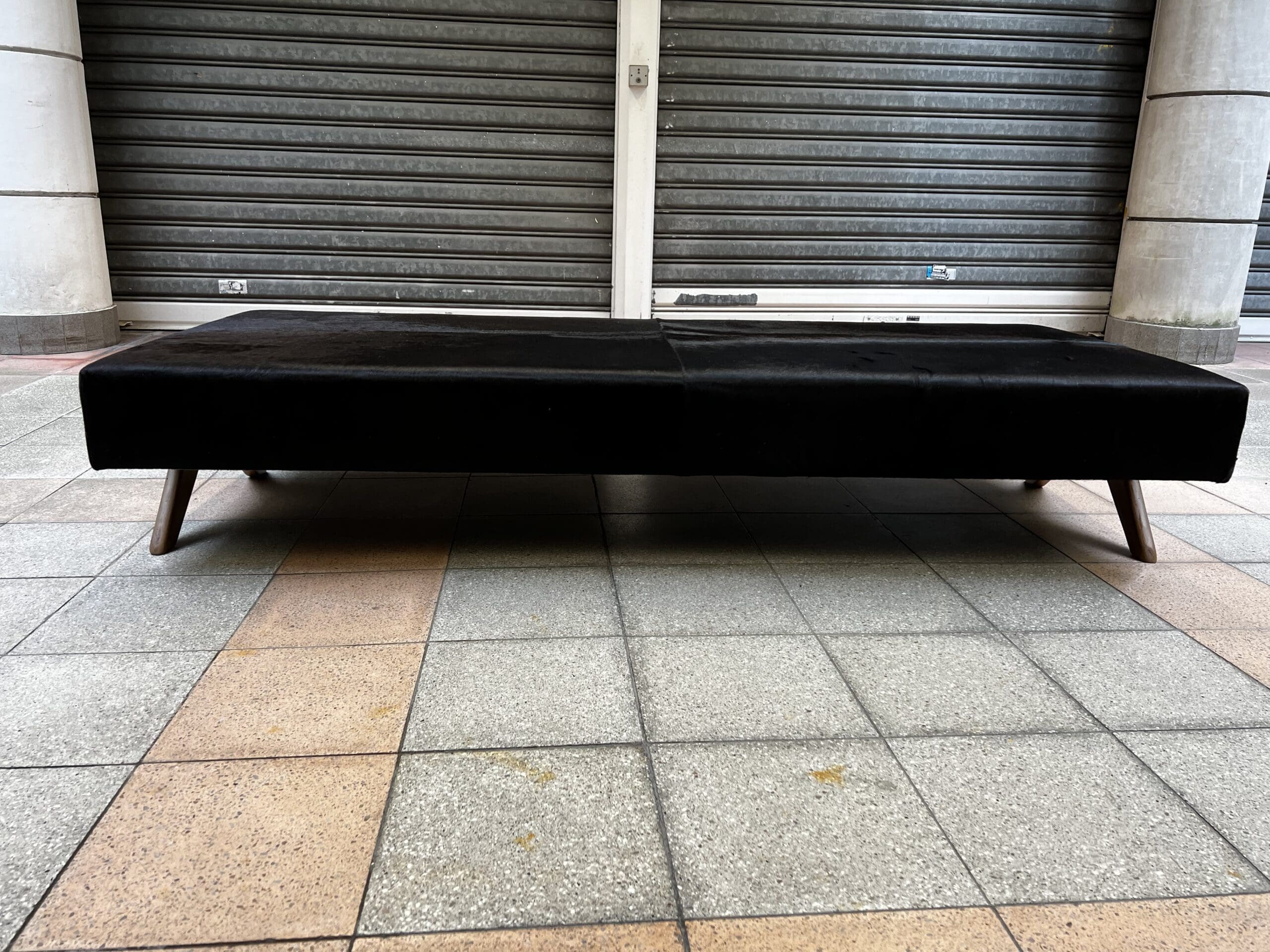 Daybed Pierre Jeanneret en peau de vache noire – Élégance intemporelle du design moderniste