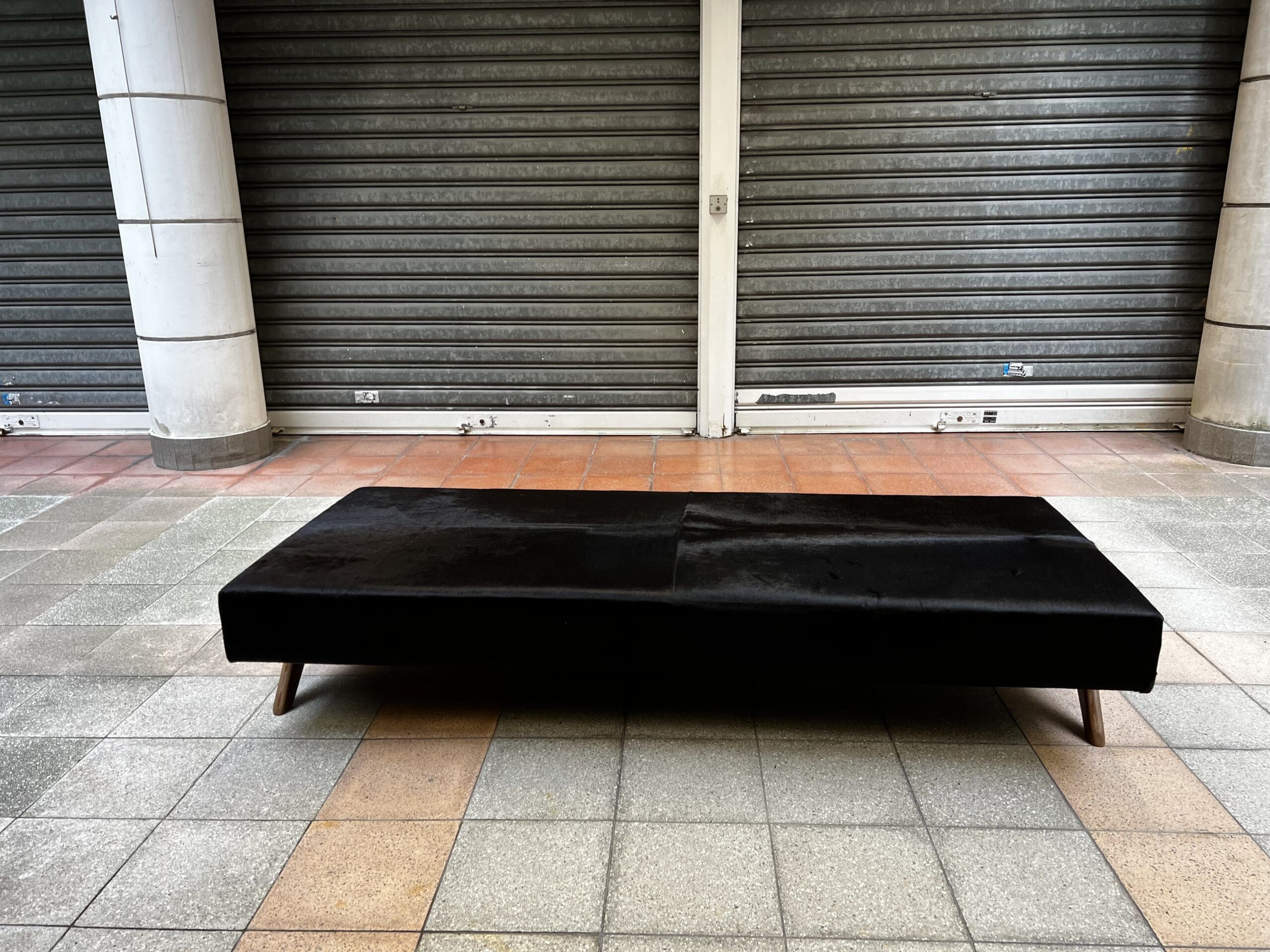 Daybed Pierre Jeanneret en peau de vache noire – Élégance intemporelle du design moderniste