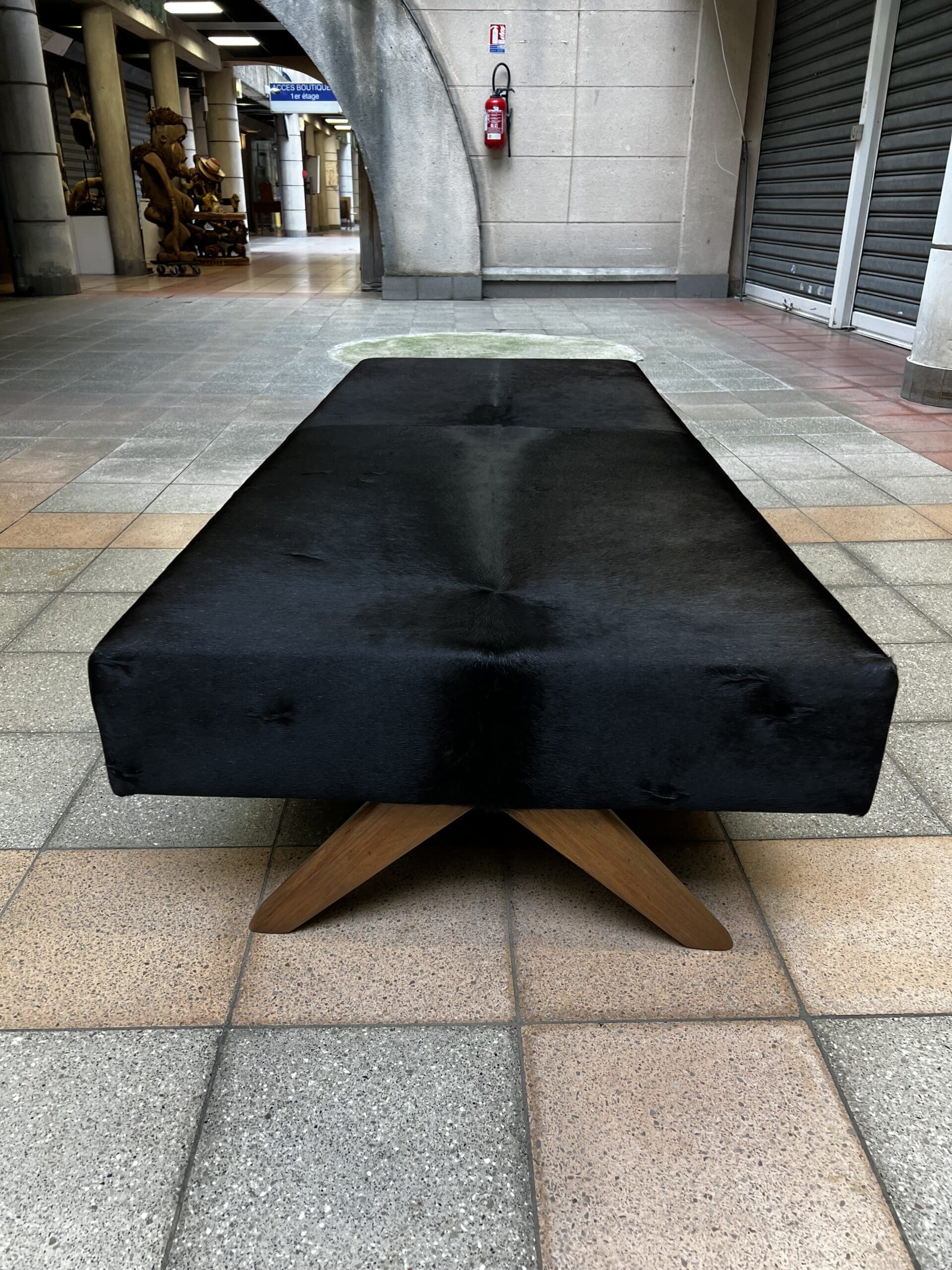 Daybed Pierre Jeanneret en peau de vache noire – Élégance intemporelle du design moderniste