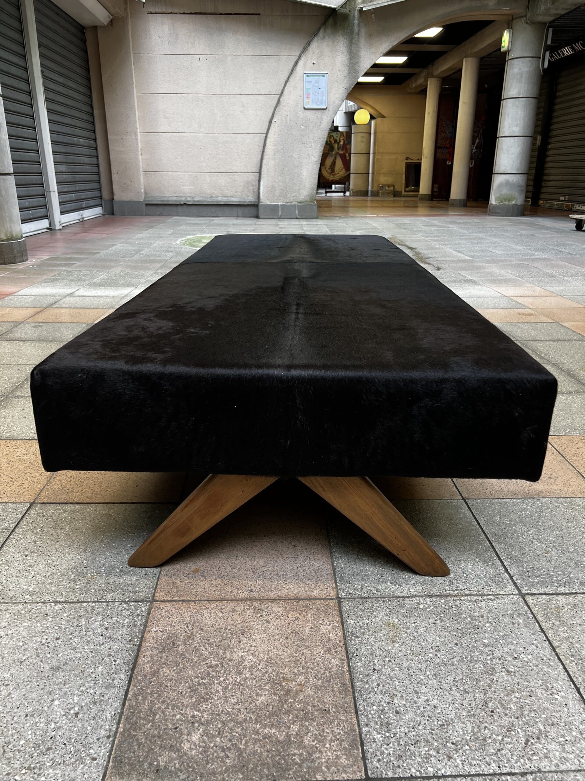 Daybed Pierre Jeanneret en peau de vache noire – Élégance intemporelle du design moderniste