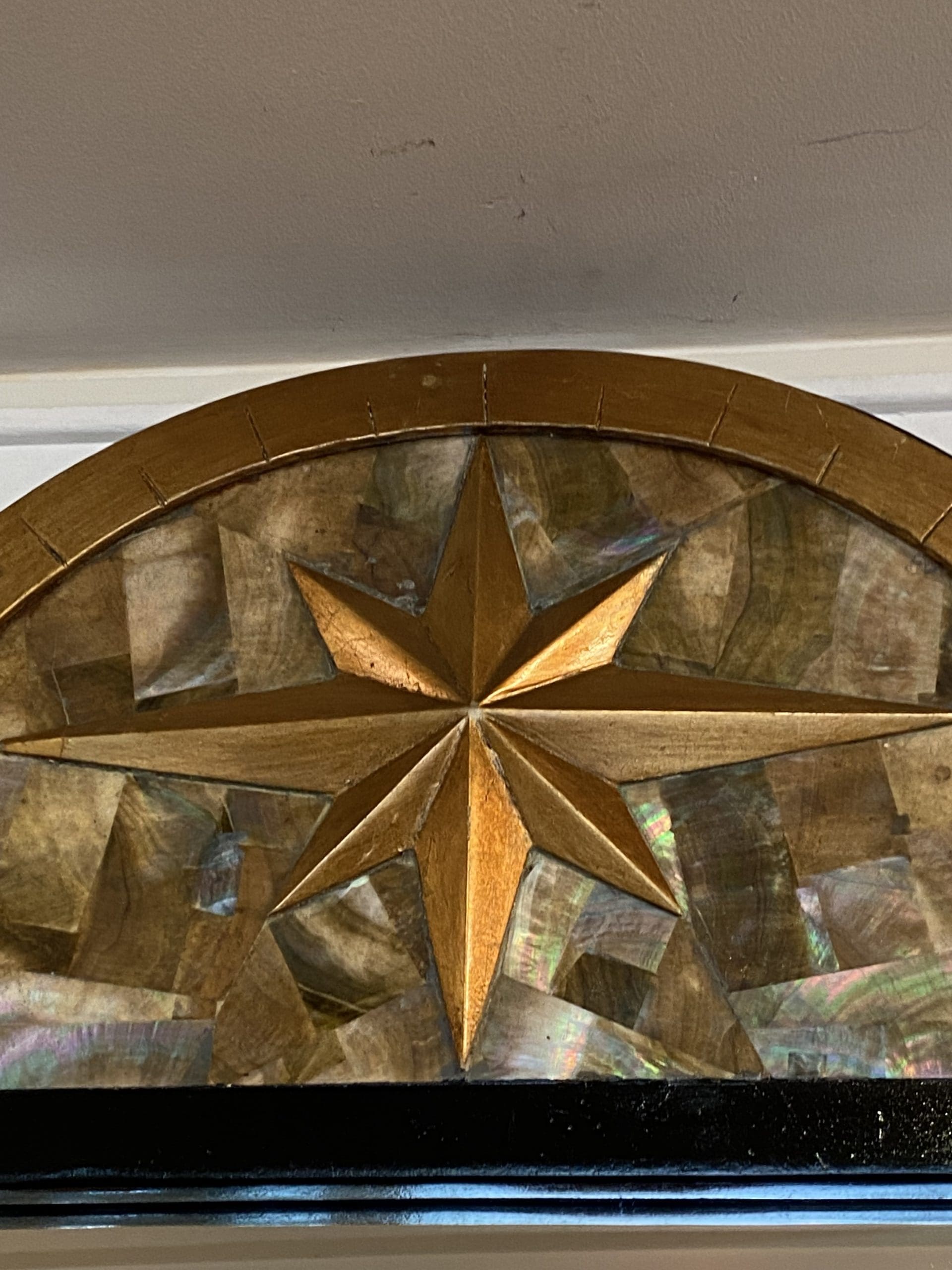 Miroir en Nacre de Tahiti avec Bois Doré et Verre