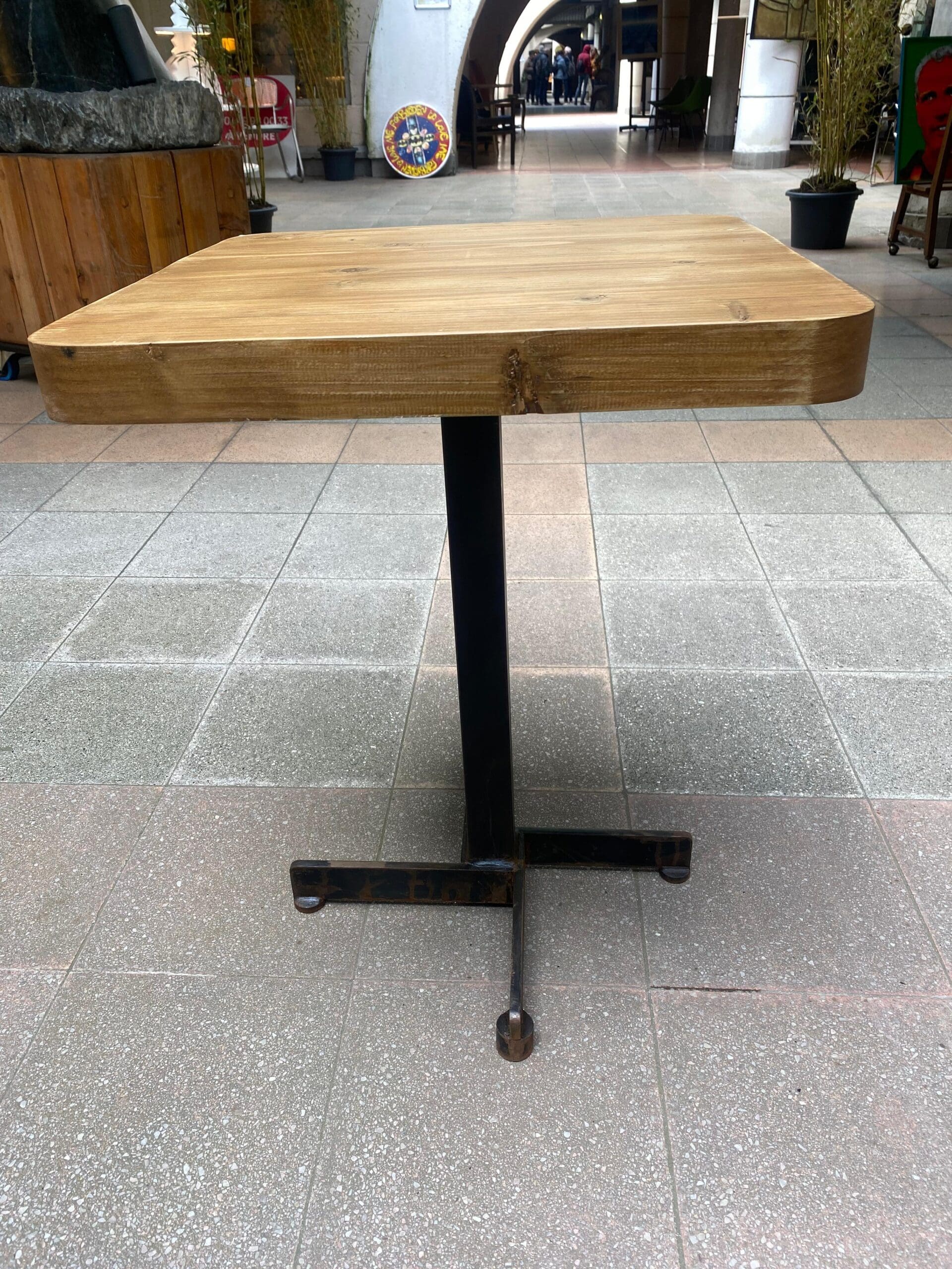 Charlotte Perriand – Table carrée escamotable
