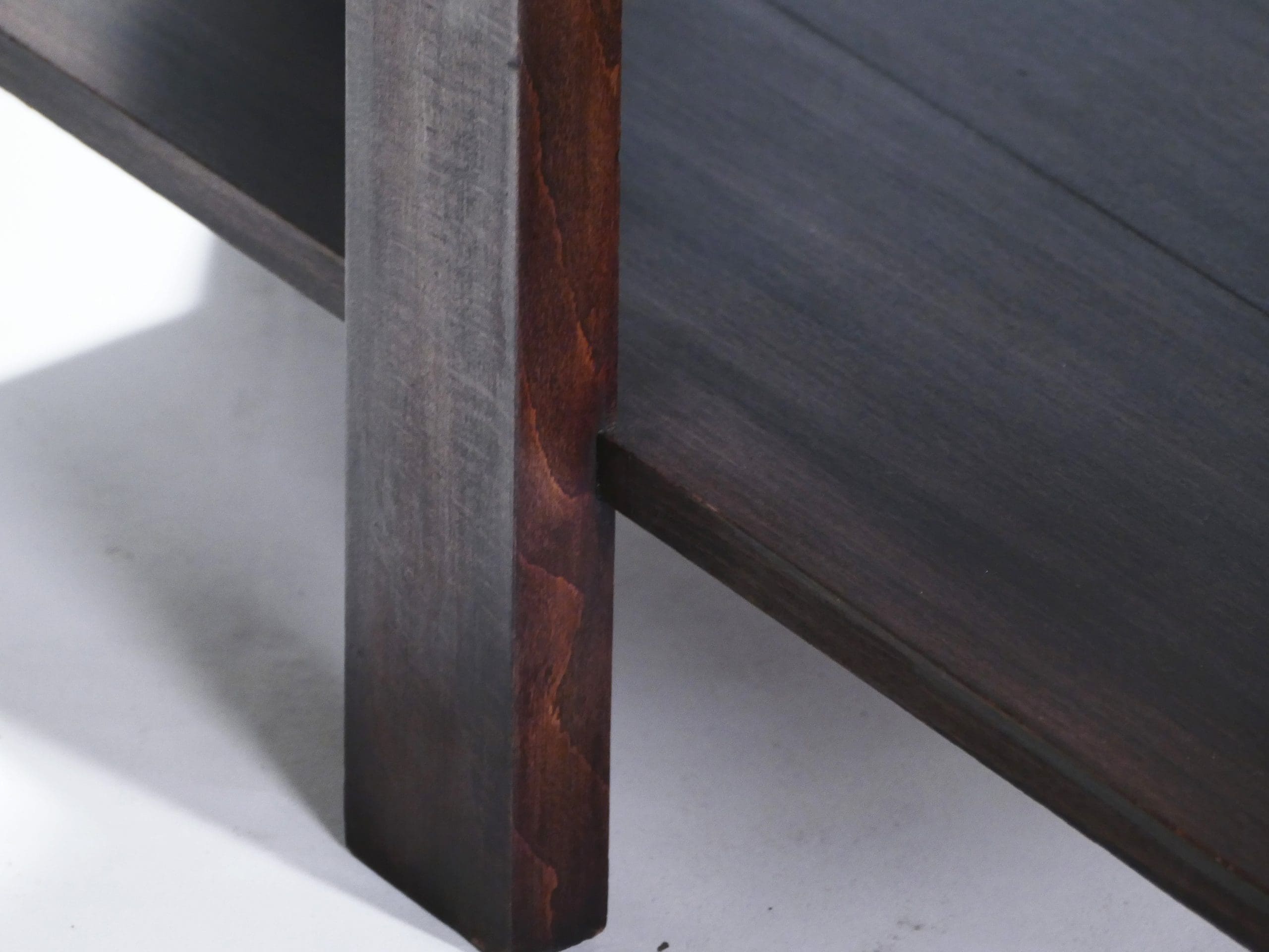 Table d’appoint moderniste en acajou des années 1940 – Art déco français