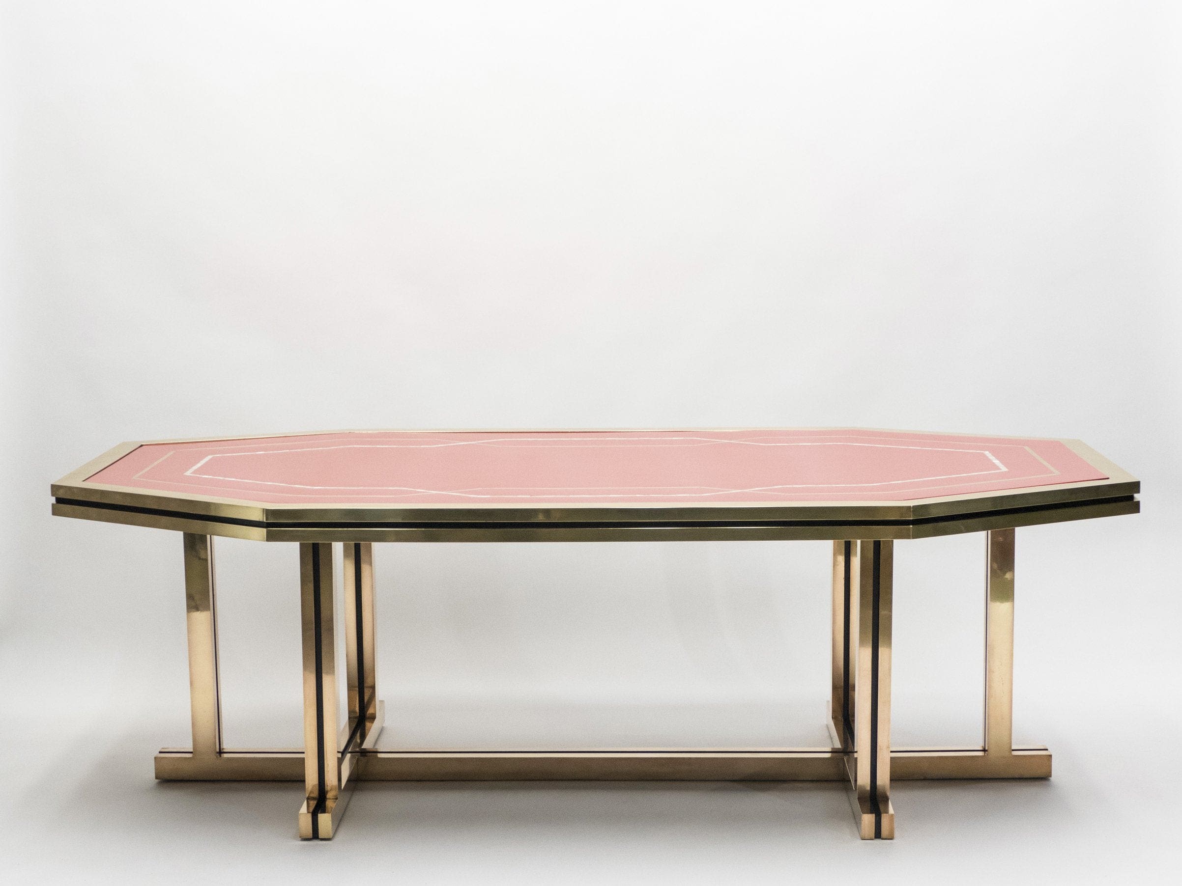 Table à Manger Maison Jansen en Laque Rouge et Laiton – Années 1970