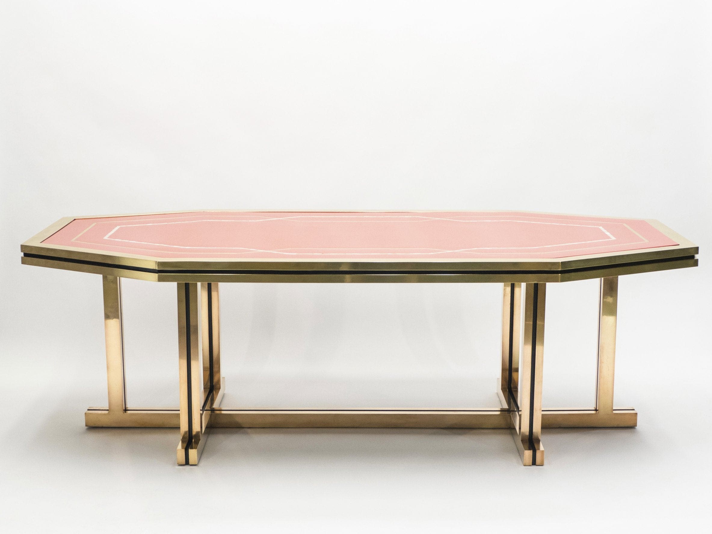 Table à Manger Maison Jansen en Laque Rouge et Laiton – Années 1970