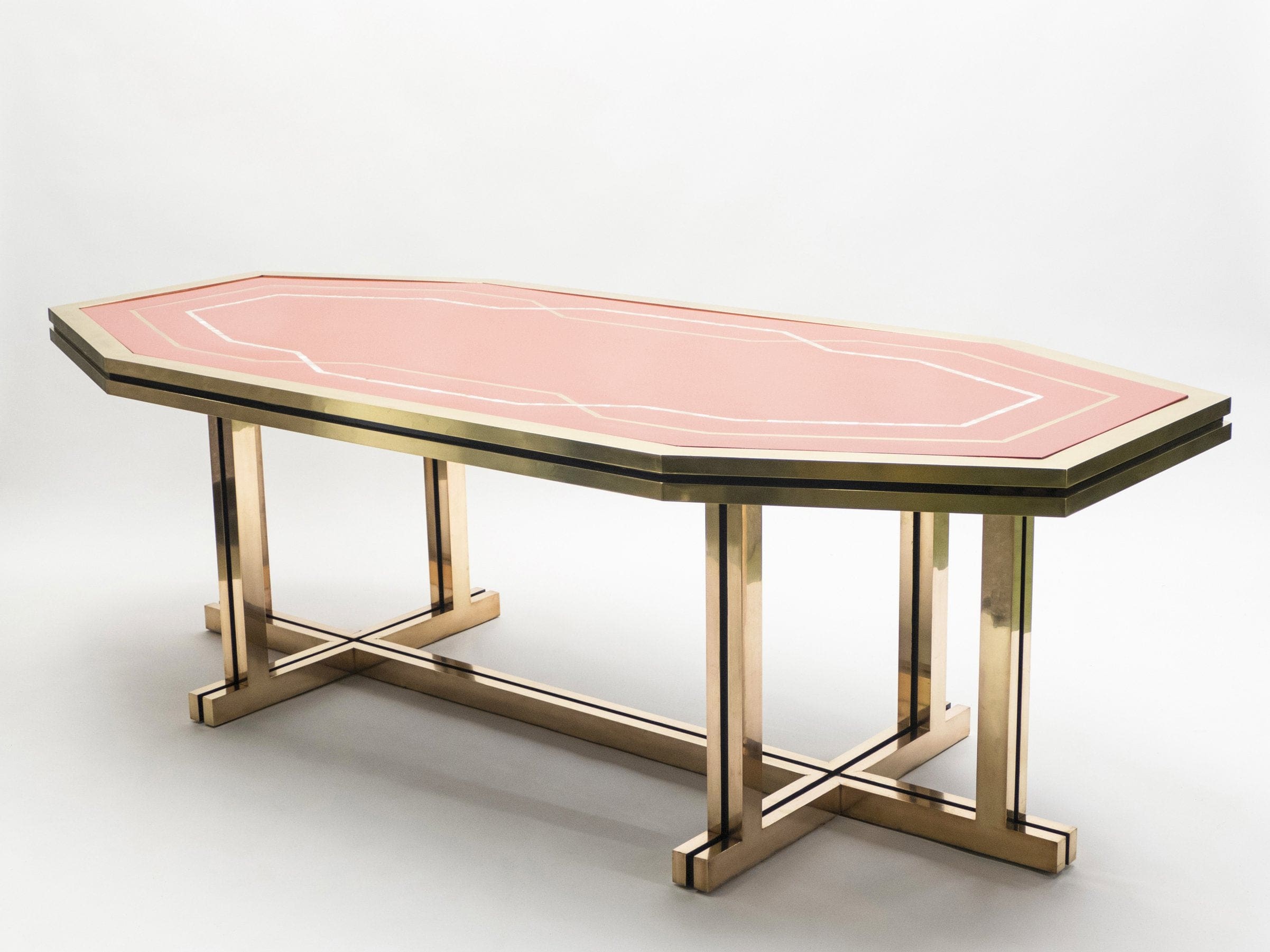 Table à Manger Maison Jansen en Laque Rouge et Laiton – Années 1970