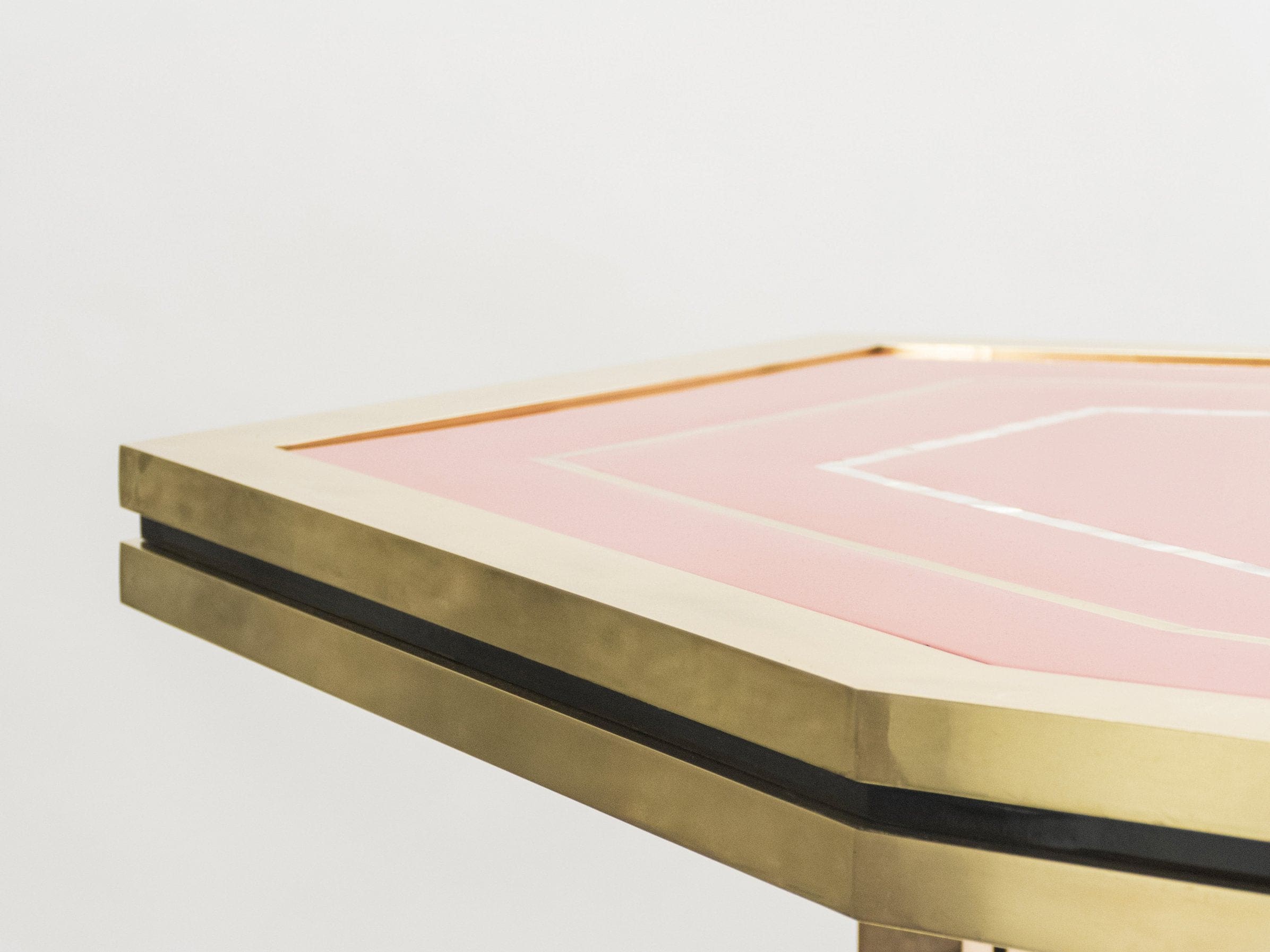 Table à Manger Maison Jansen en Laque Rouge et Laiton – Années 1970