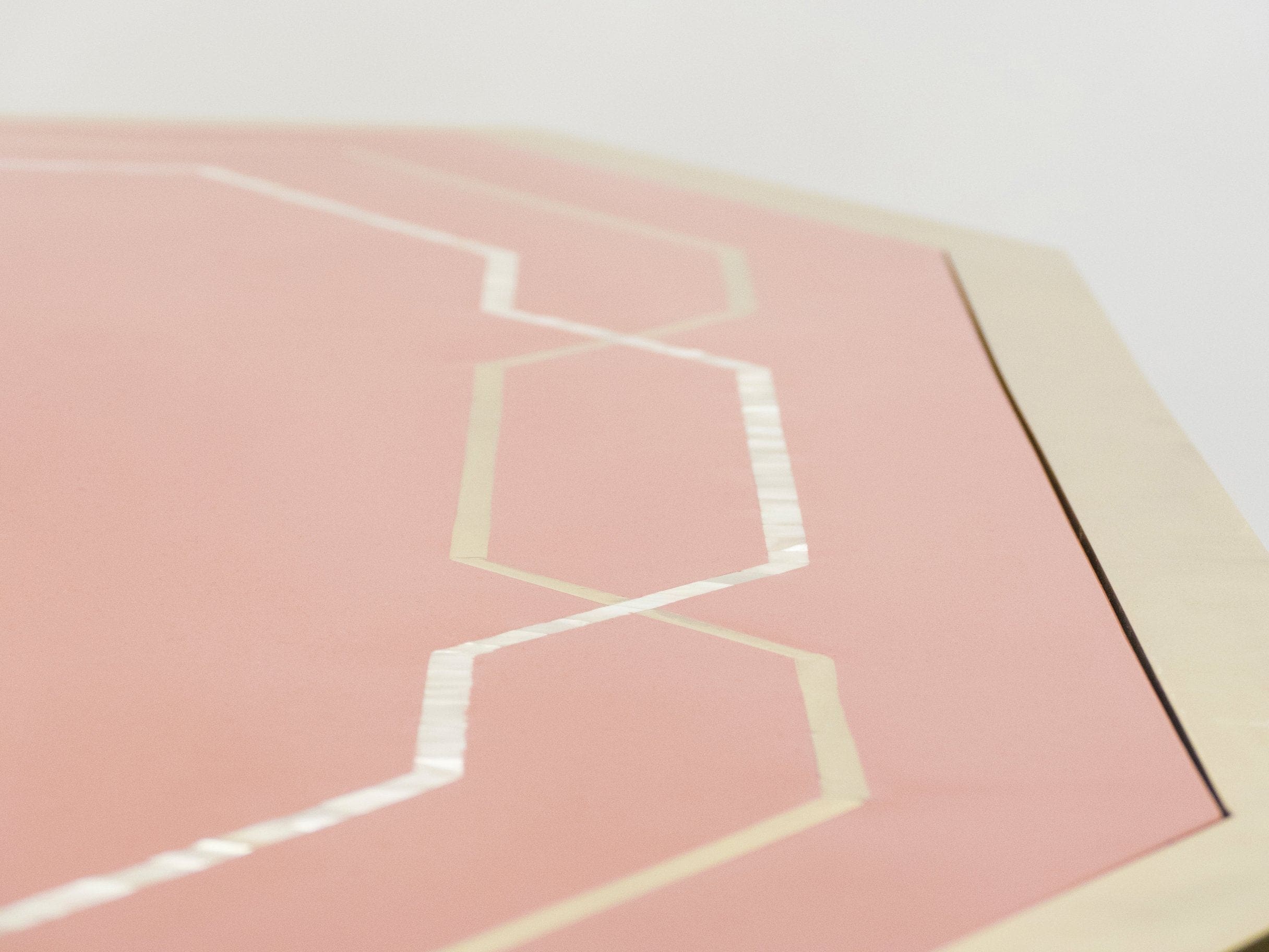 Table à Manger Maison Jansen en Laque Rouge et Laiton – Années 1970