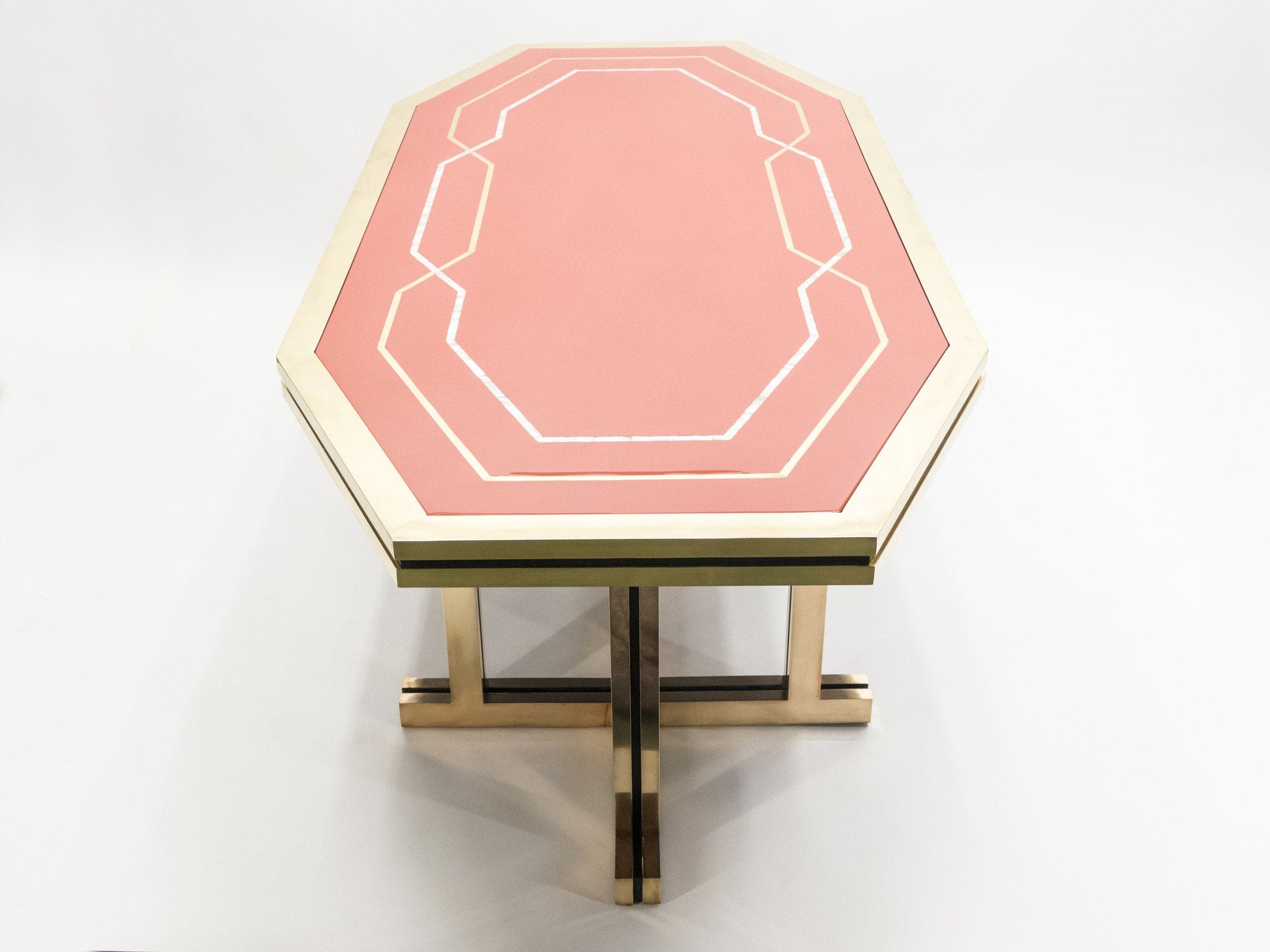 Table à Manger Maison Jansen en Laque Rouge et Laiton – Années 1970