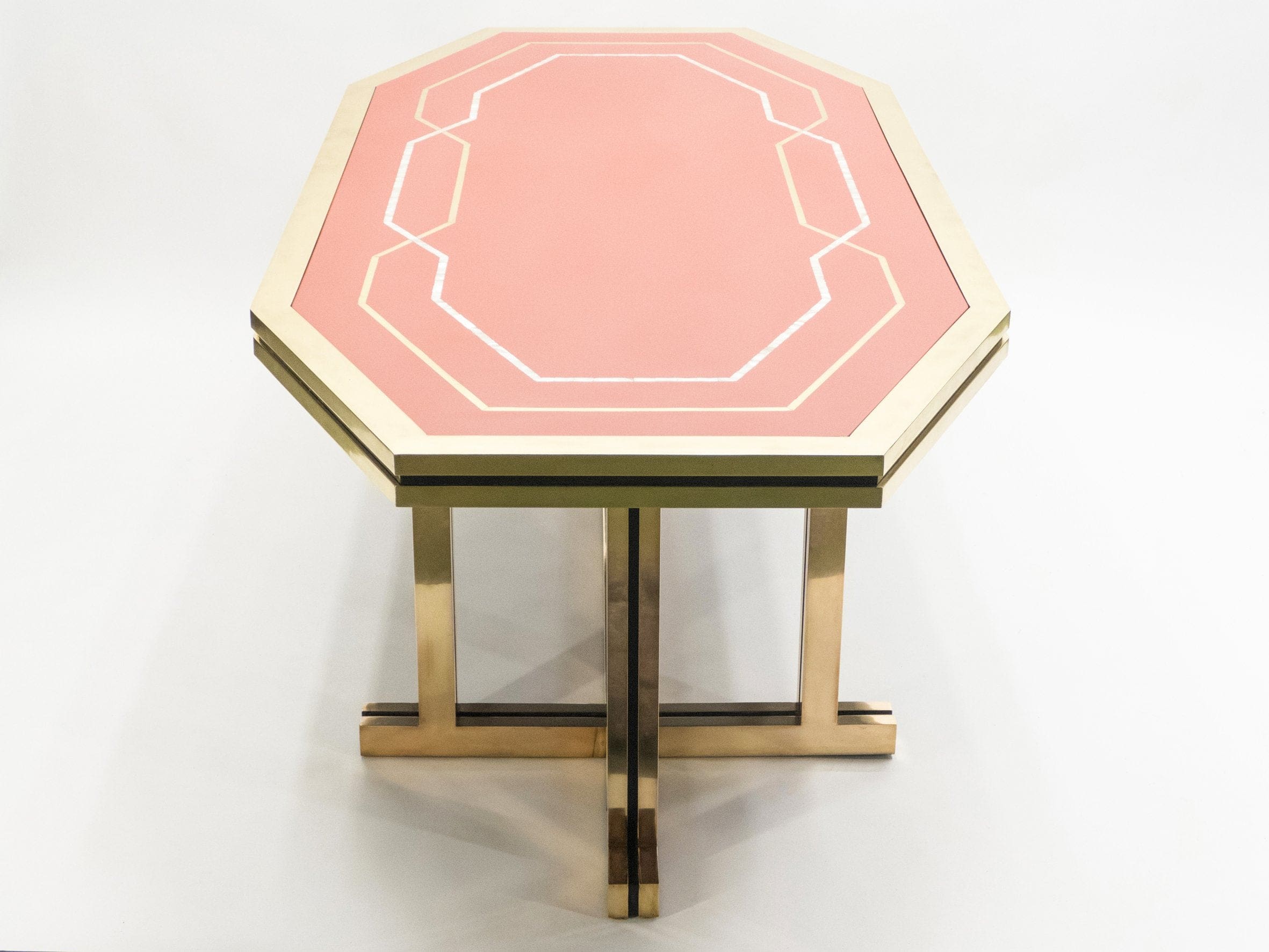 Table à Manger Maison Jansen en Laque Rouge et Laiton – Années 1970