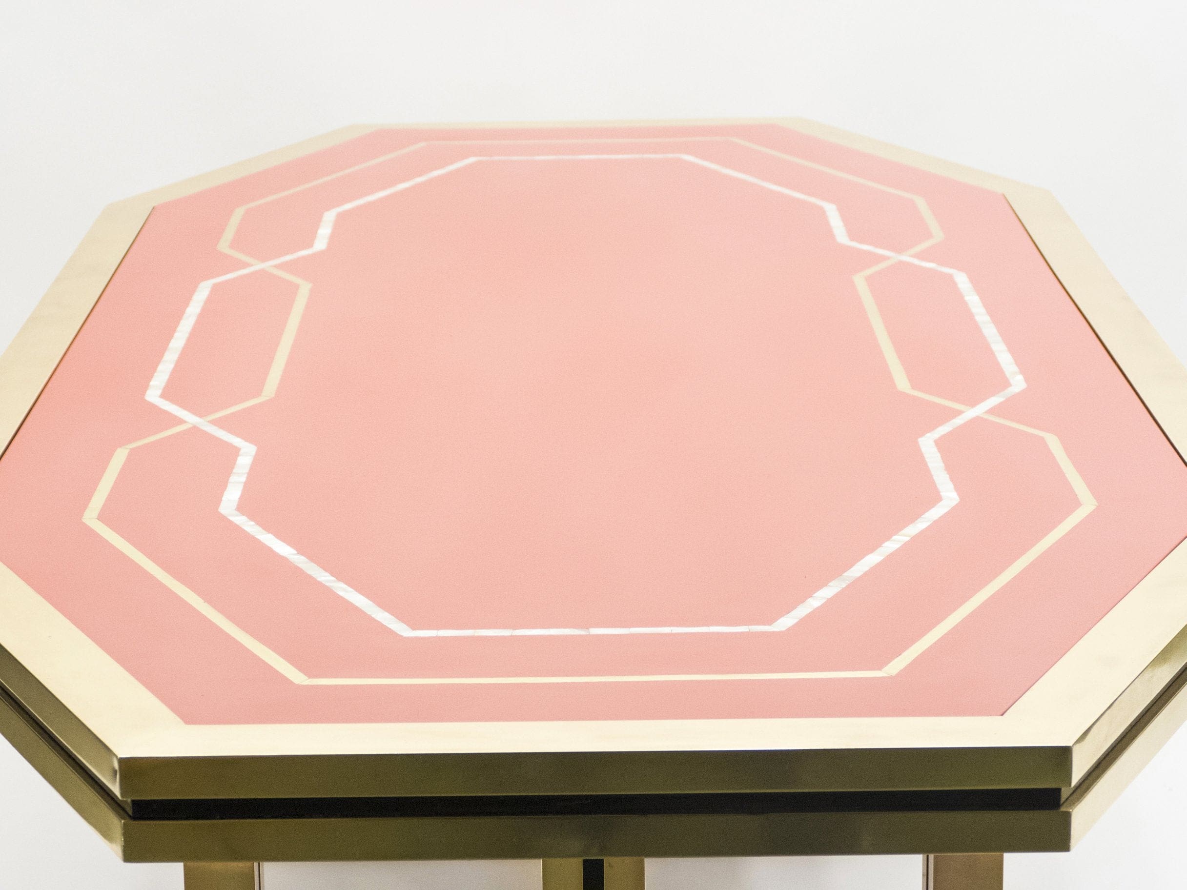 Table à Manger Maison Jansen en Laque Rouge et Laiton – Années 1970