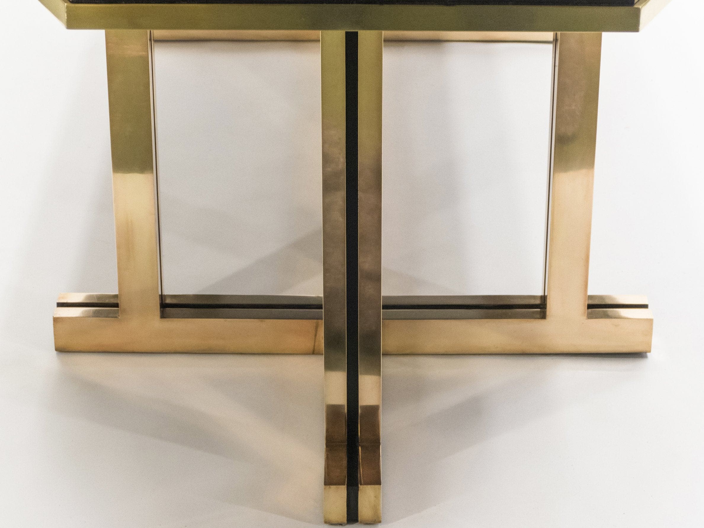Table à Manger Maison Jansen en Laque Rouge et Laiton – Années 1970