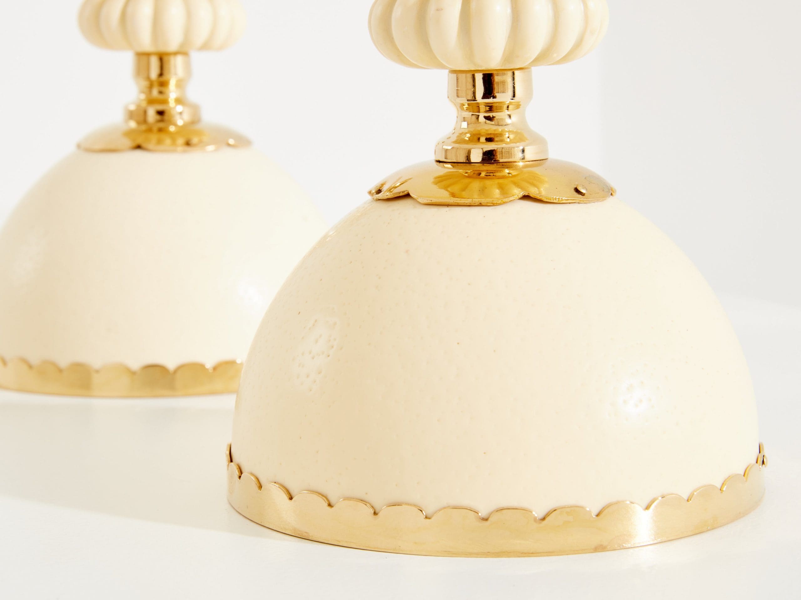 Christian Dior – Paire de bougeoirs œufs d’Autruche, laiton – 1970