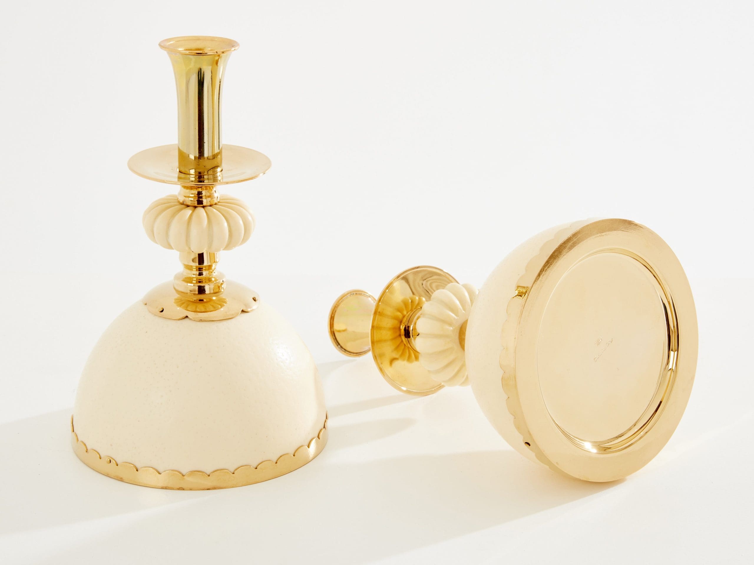 Christian Dior – Paire de bougeoirs œufs d’Autruche, laiton – 1970