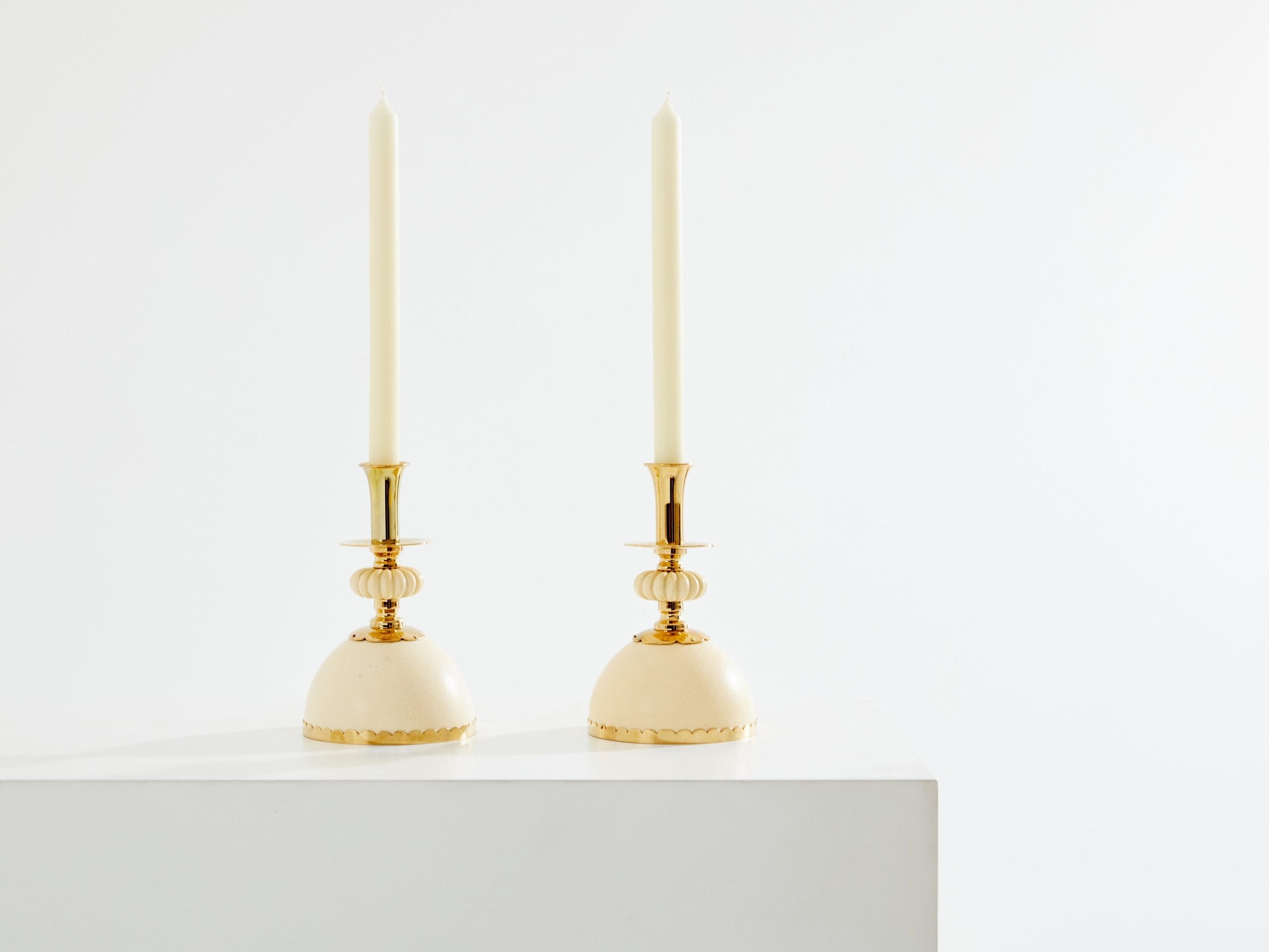 Christian Dior – Paire de bougeoirs œufs d’Autruche, laiton – 1970