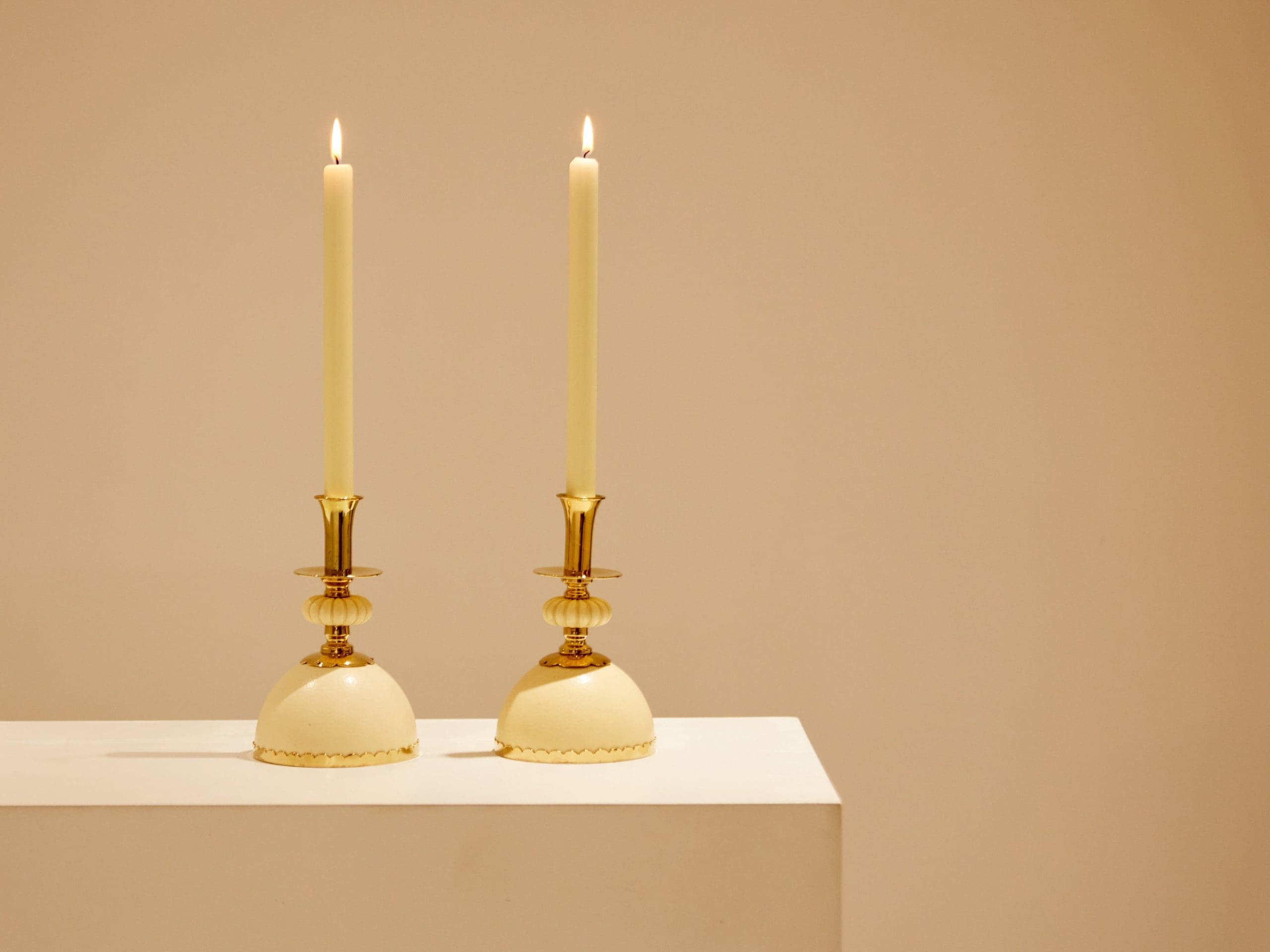 Christian Dior – Paire de bougeoirs œufs d’Autruche, laiton – 1970