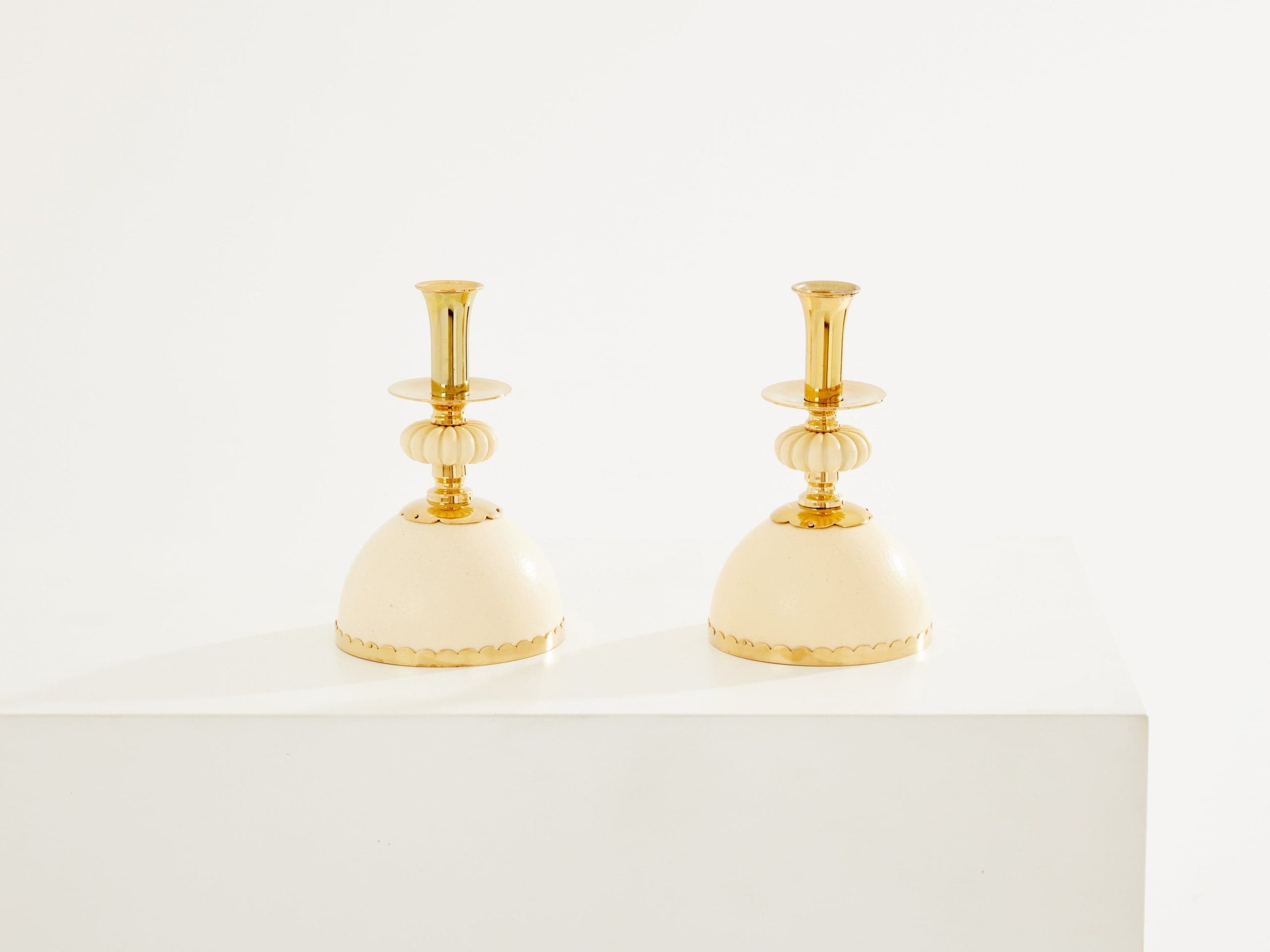 Christian Dior – Paire de bougeoirs œufs d’Autruche, laiton – 1970