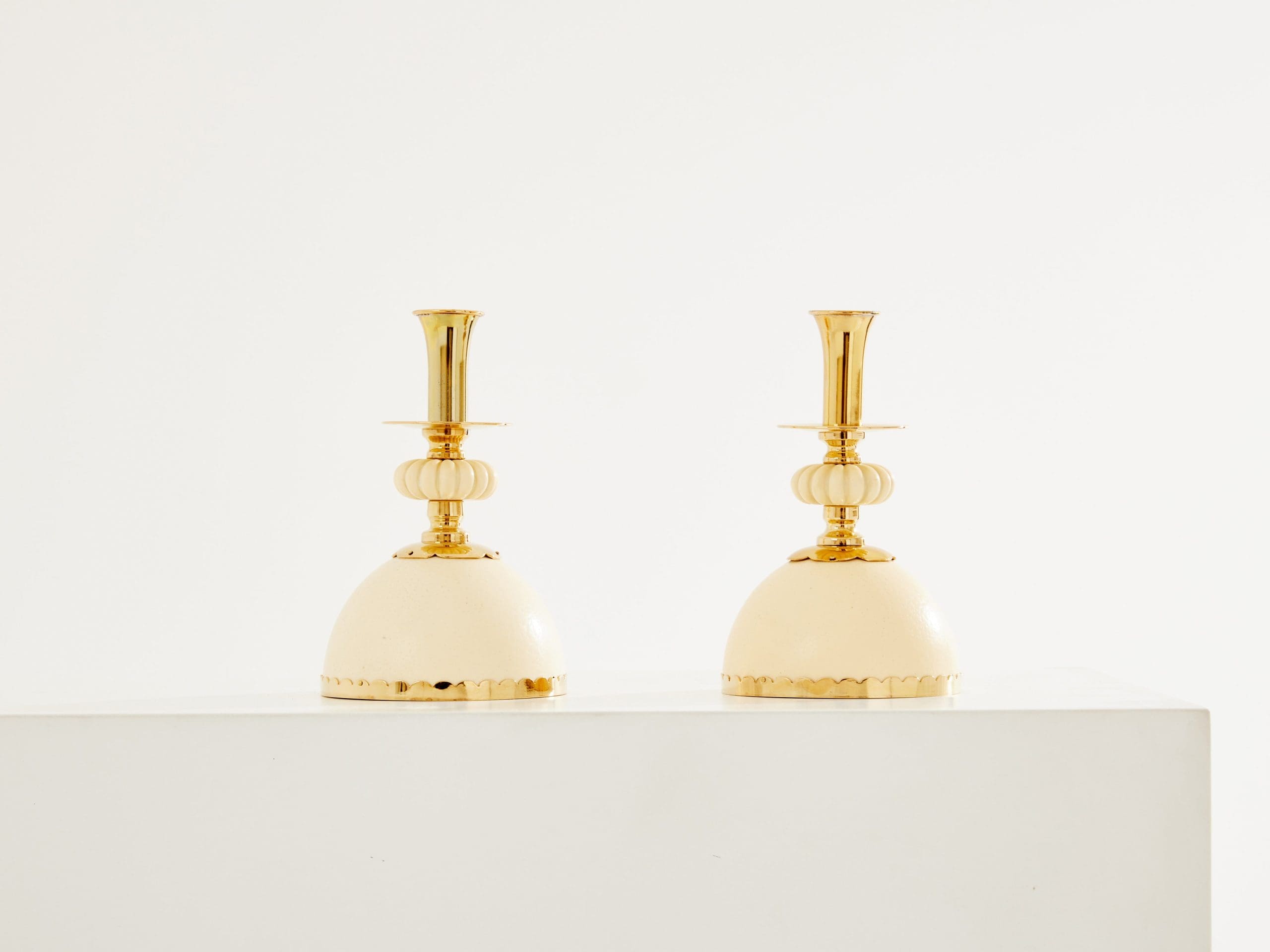 Christian Dior – Paire de bougeoirs œufs d’Autruche, laiton – 1970