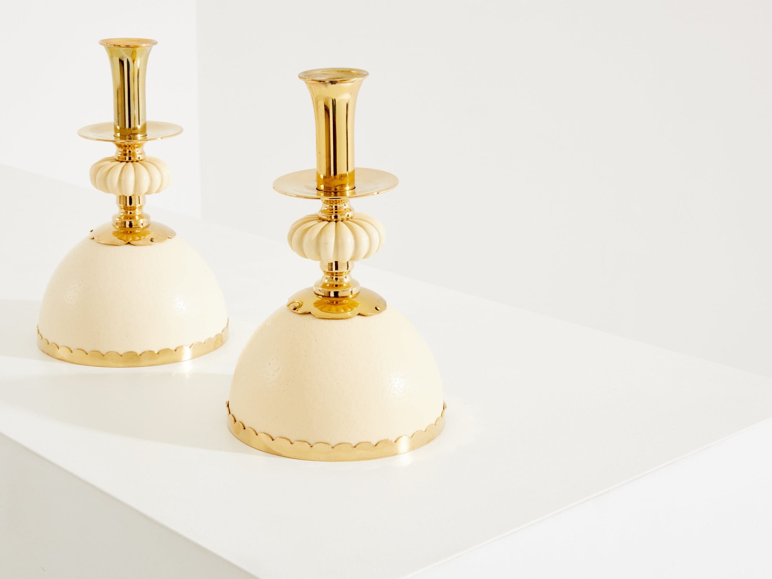 Christian Dior – Paire de bougeoirs œufs d’Autruche, laiton – 1970