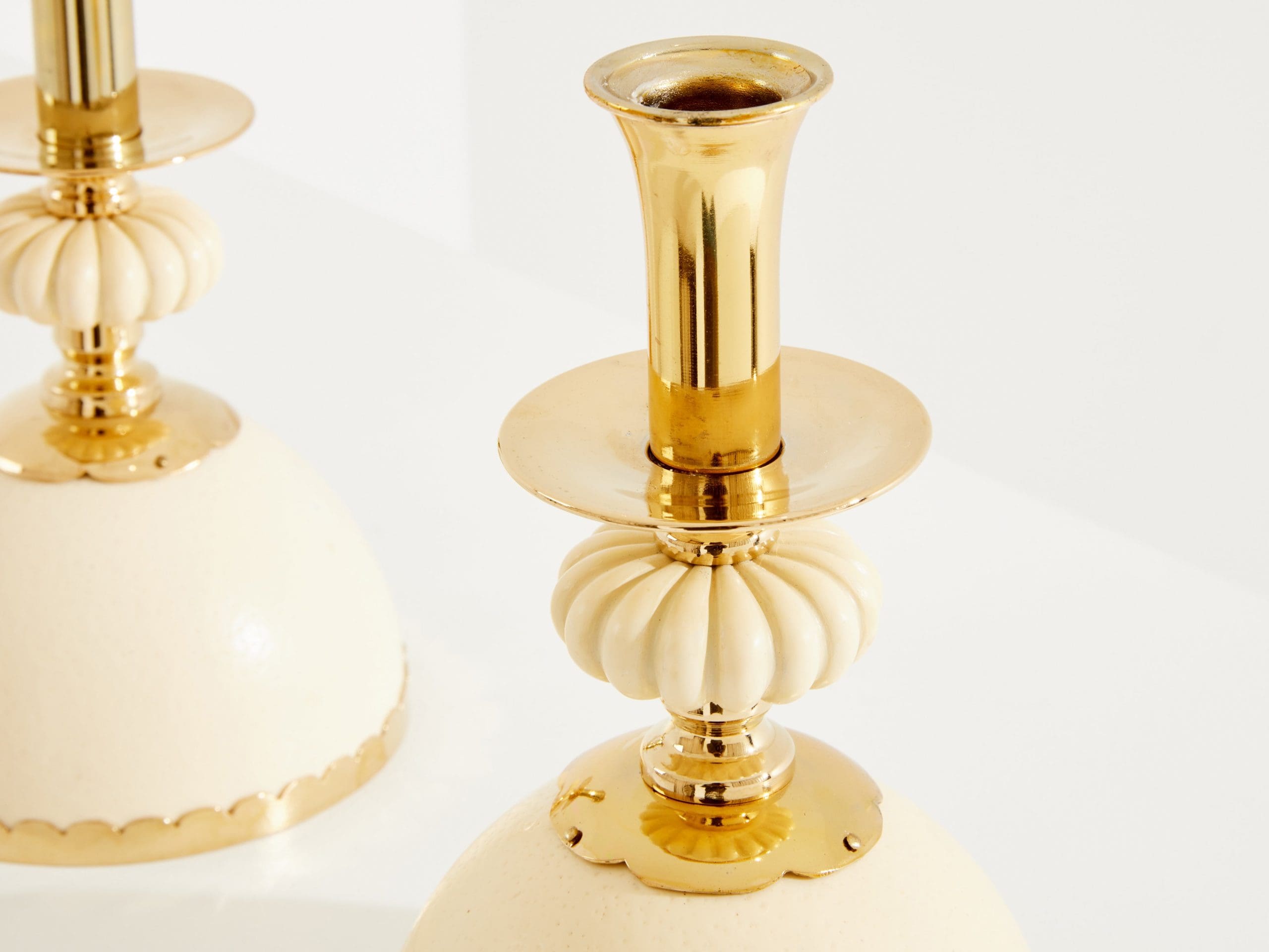 Christian Dior – Paire de bougeoirs œufs d’Autruche, laiton – 1970