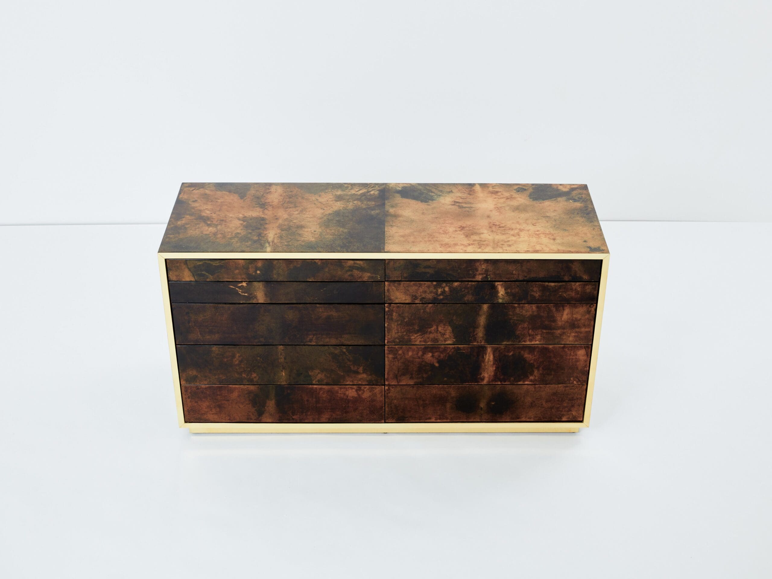 Commode en Peau de Chèvre Parcheminée et Laiton par Aldo Tura, Années 1960