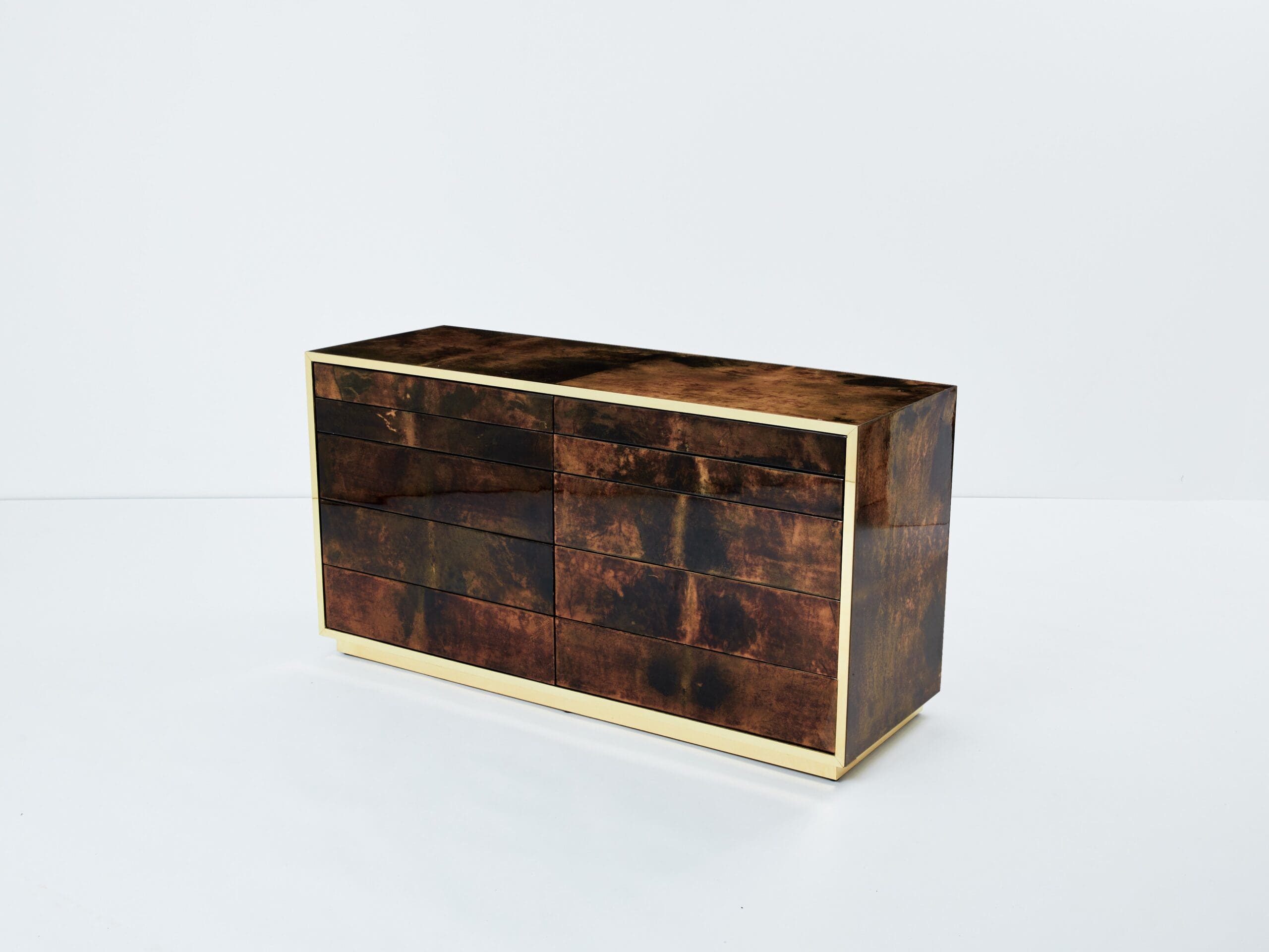 Commode en Peau de Chèvre Parcheminée et Laiton par Aldo Tura, Années 1960