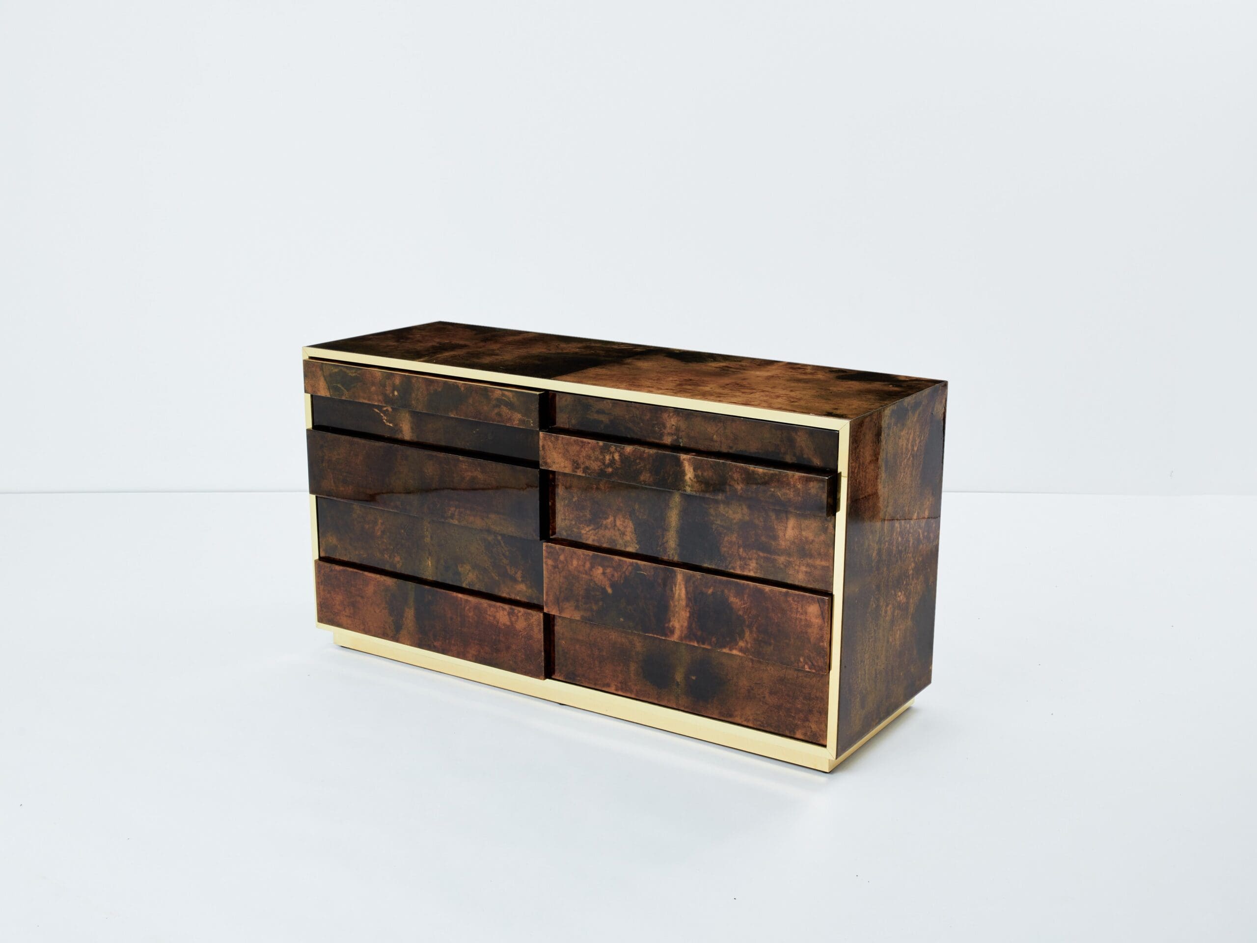 Commode en Peau de Chèvre Parcheminée et Laiton par Aldo Tura, Années 1960