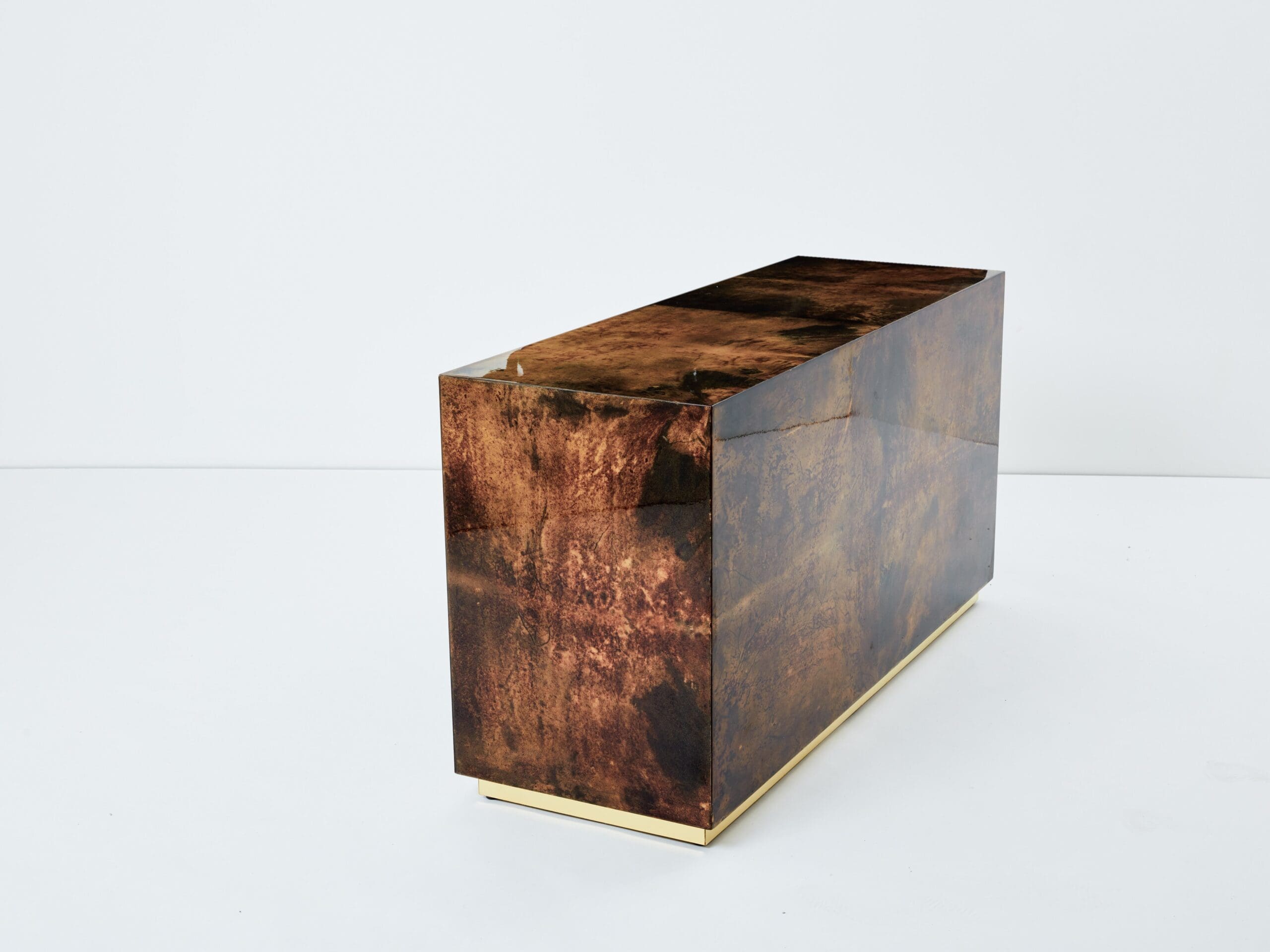 Commode en Peau de Chèvre Parcheminée et Laiton par Aldo Tura, Années 1960