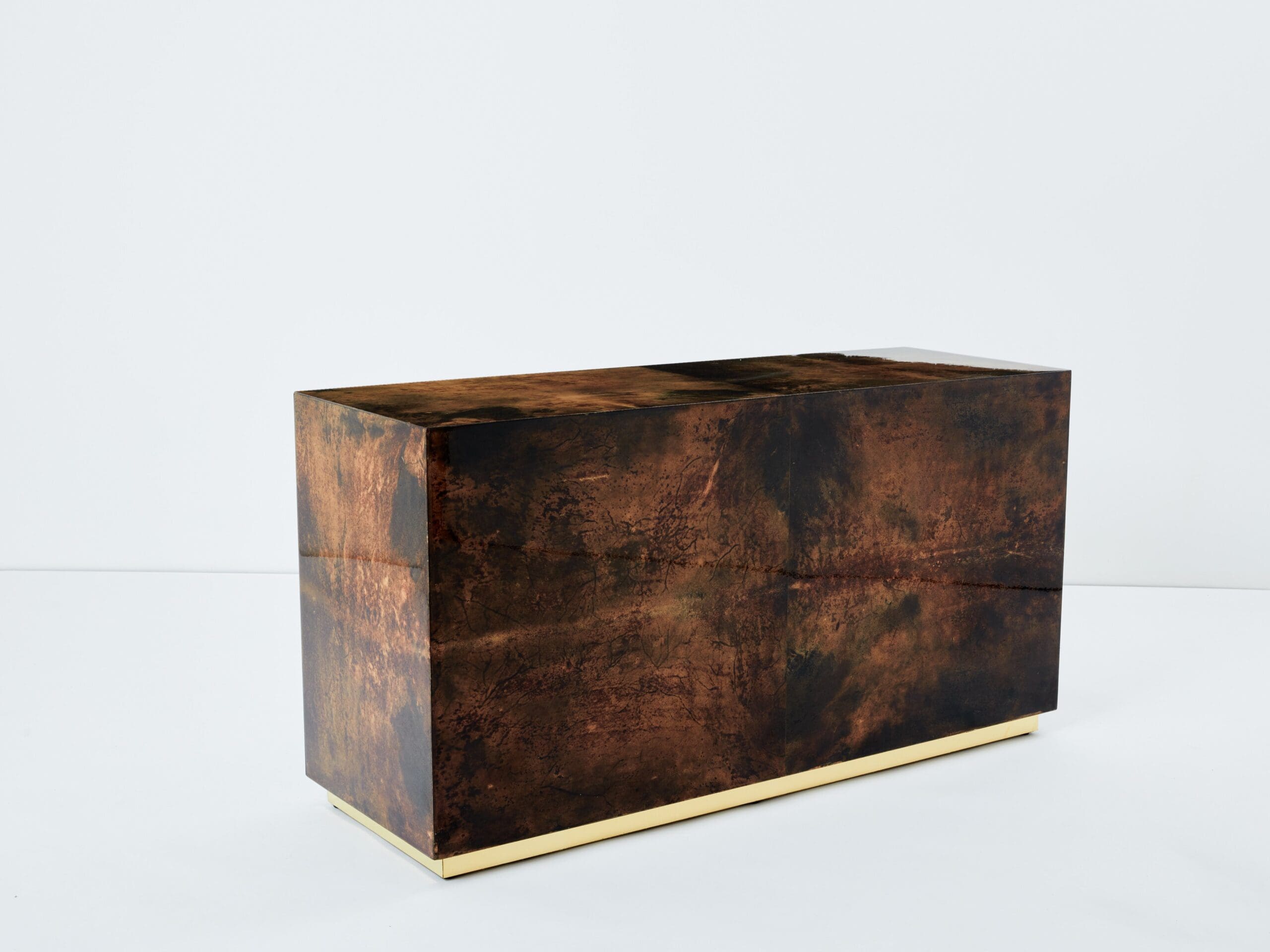 Commode en Peau de Chèvre Parcheminée et Laiton par Aldo Tura, Années 1960