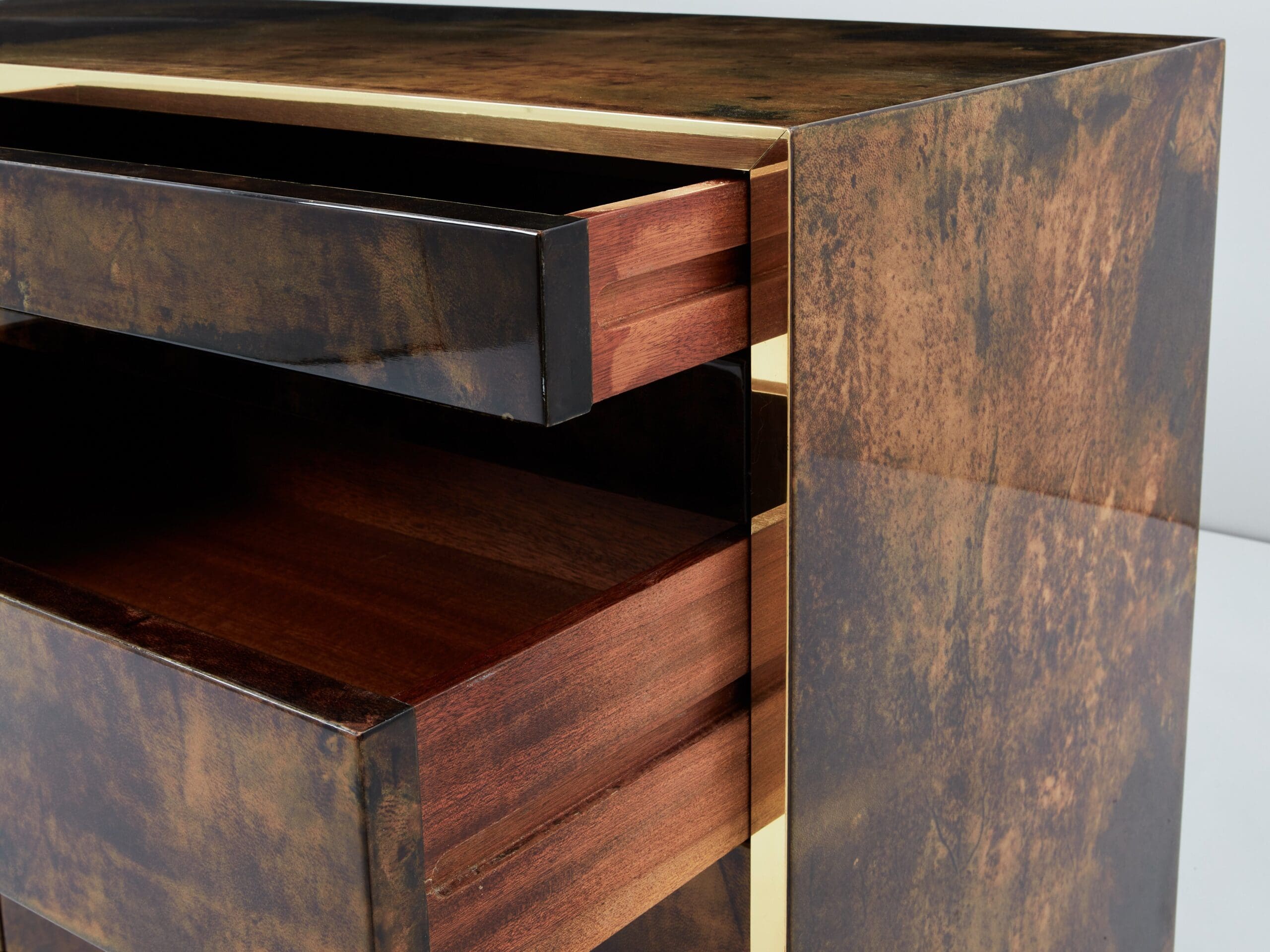 Commode en Peau de Chèvre Parcheminée et Laiton par Aldo Tura, Années 1960