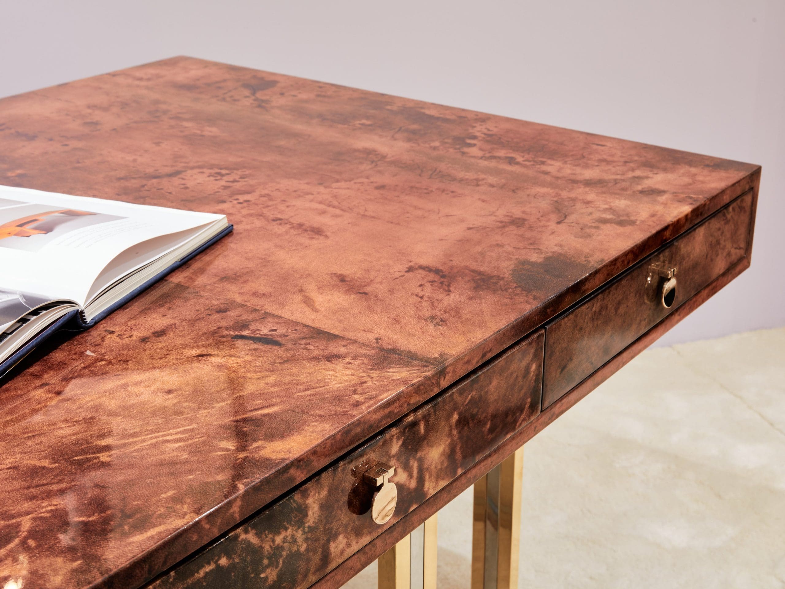 Bureau Aldo Tura en Peau de Chèvre Marron et Structure en Laiton et Chrome (1960s)