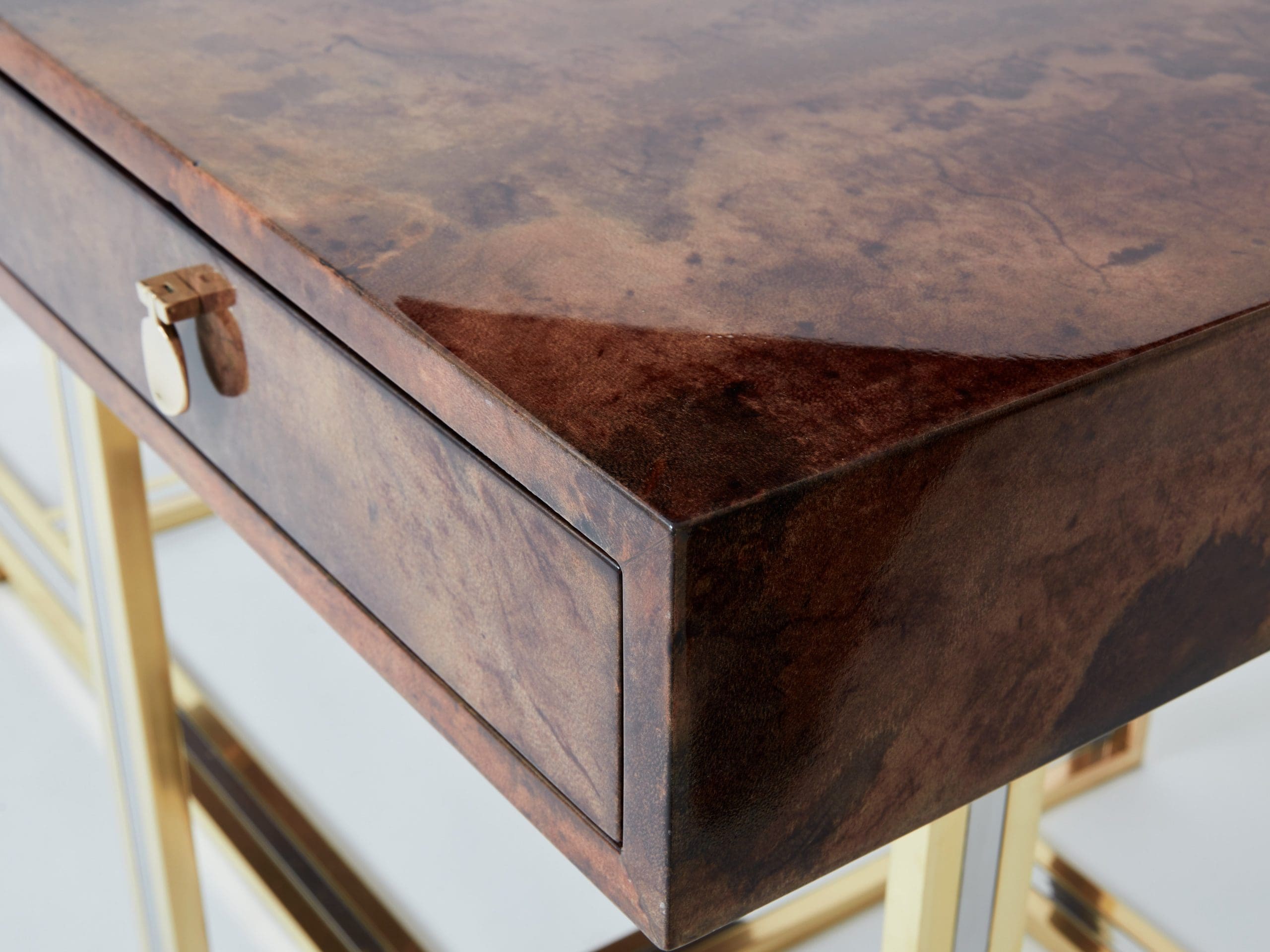 Bureau Aldo Tura en Peau de Chèvre Marron et Structure en Laiton et Chrome (1960s)