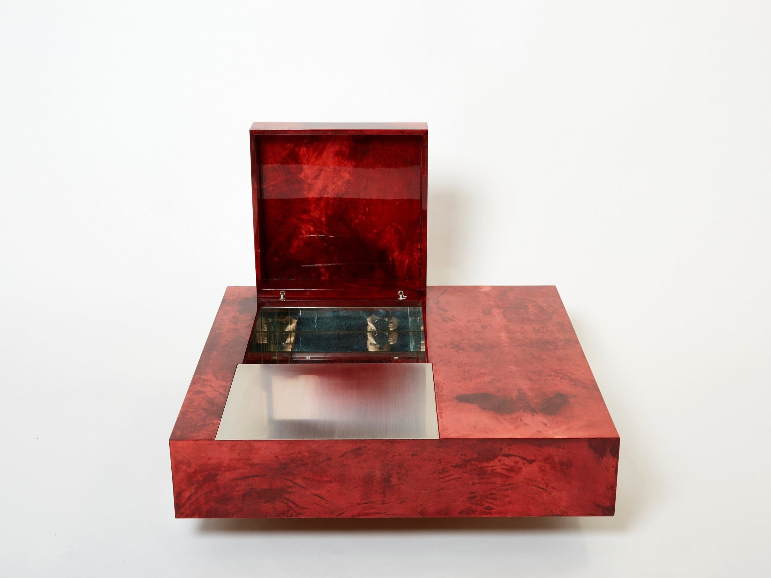 Table basse Aldo Tura en parchemin de chèvre rouge cerise et acier, années 1960